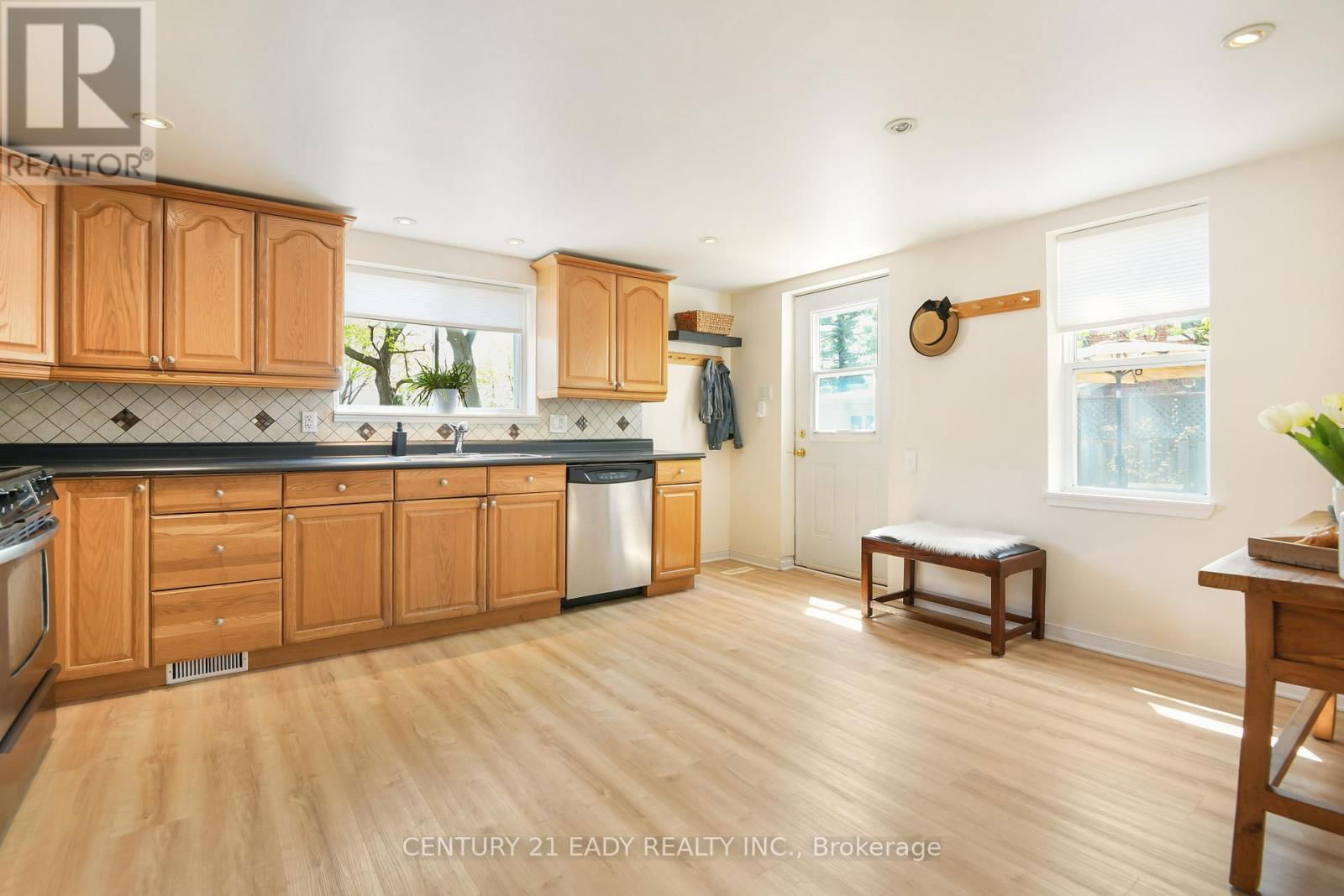 251 JOHN STREET NORTH Image 13