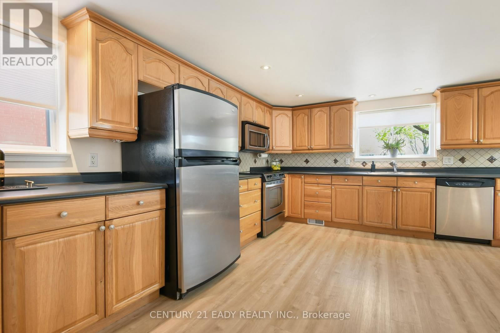 251 JOHN STREET NORTH Image 16