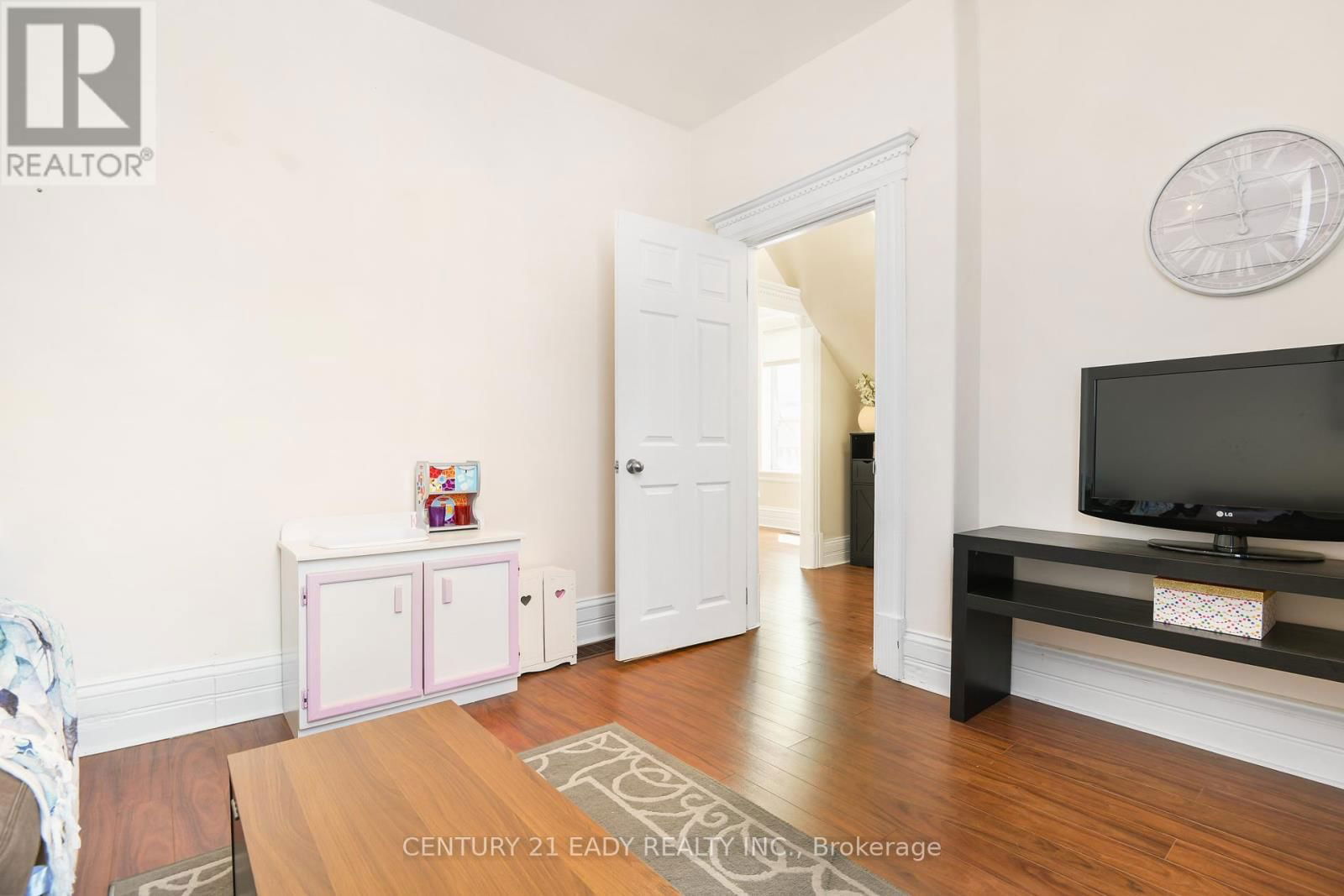 251 JOHN STREET NORTH Image 18