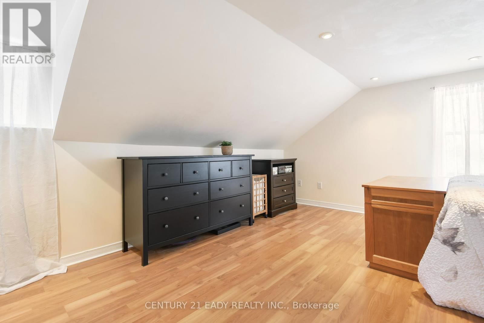 251 JOHN STREET NORTH Image 21