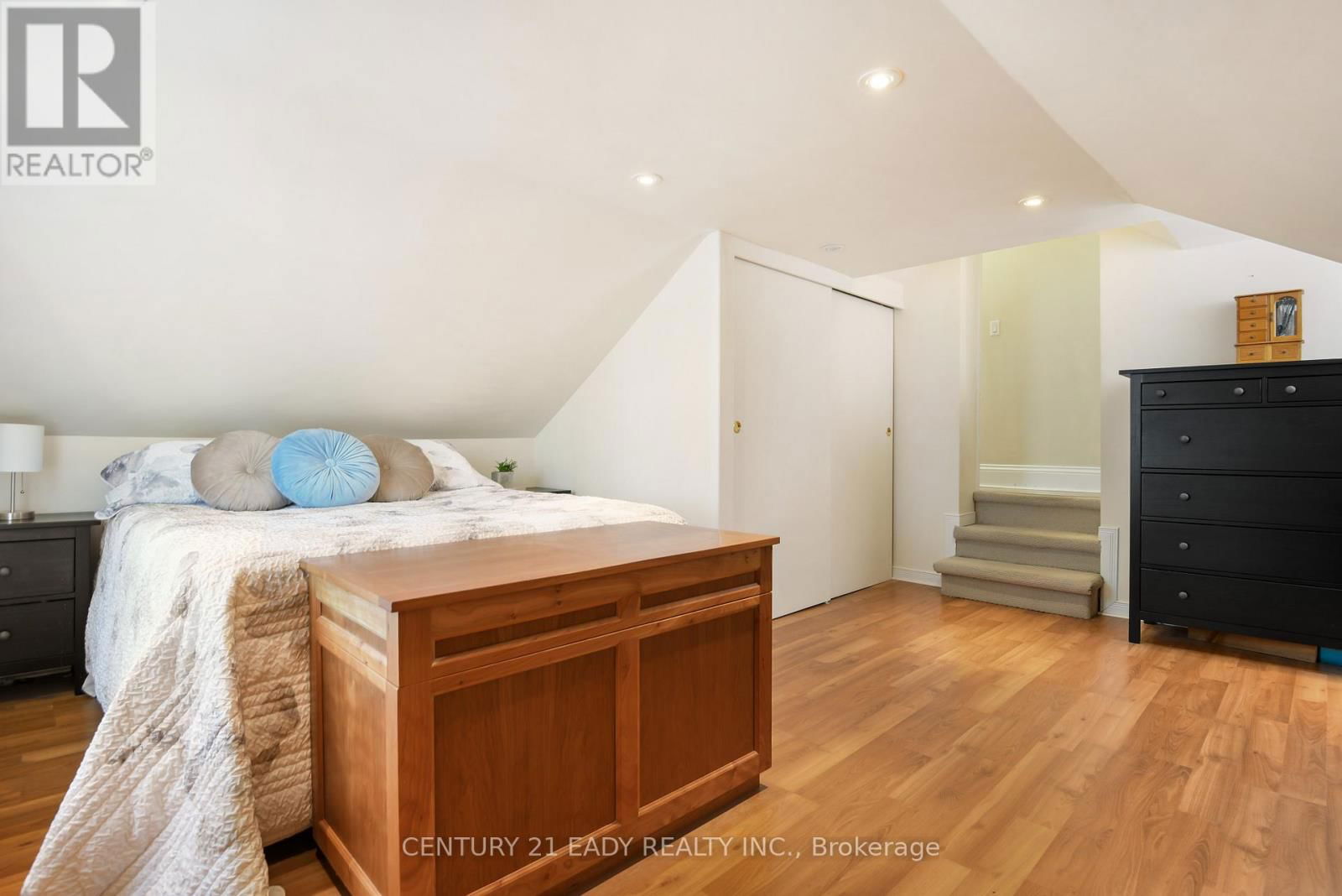 251 JOHN STREET NORTH Image 22