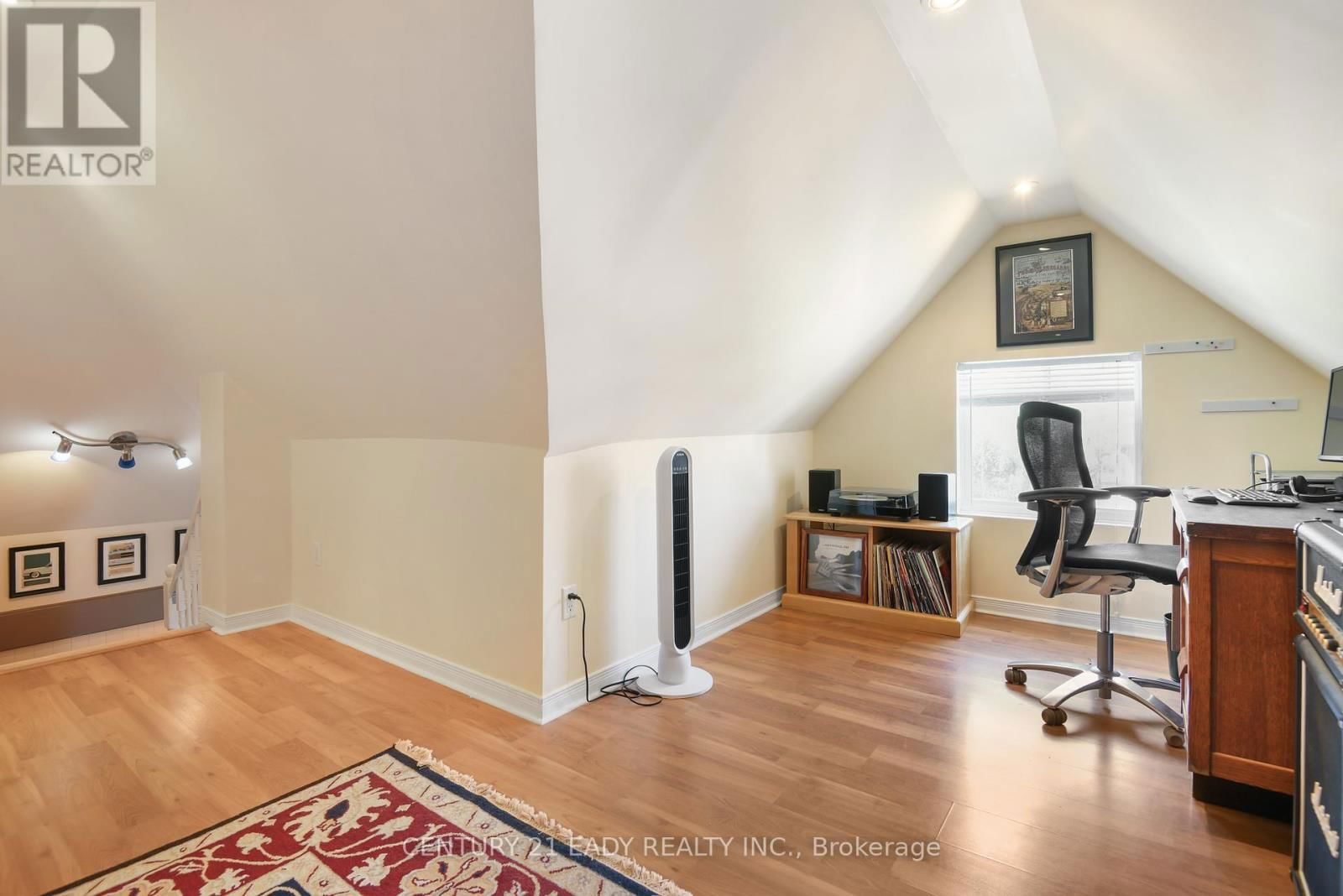 251 JOHN STREET NORTH Image 29