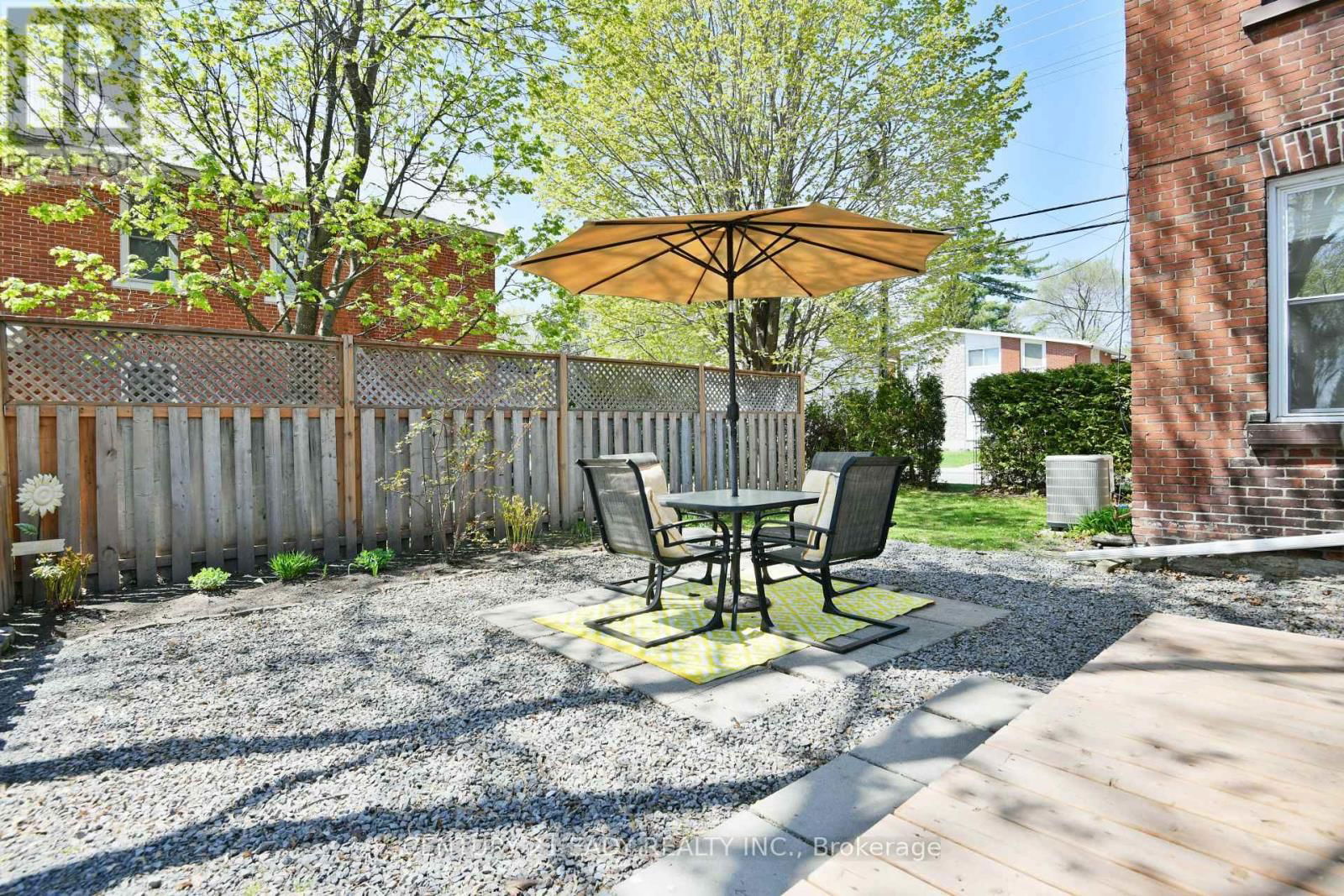 251 JOHN STREET NORTH Image 32