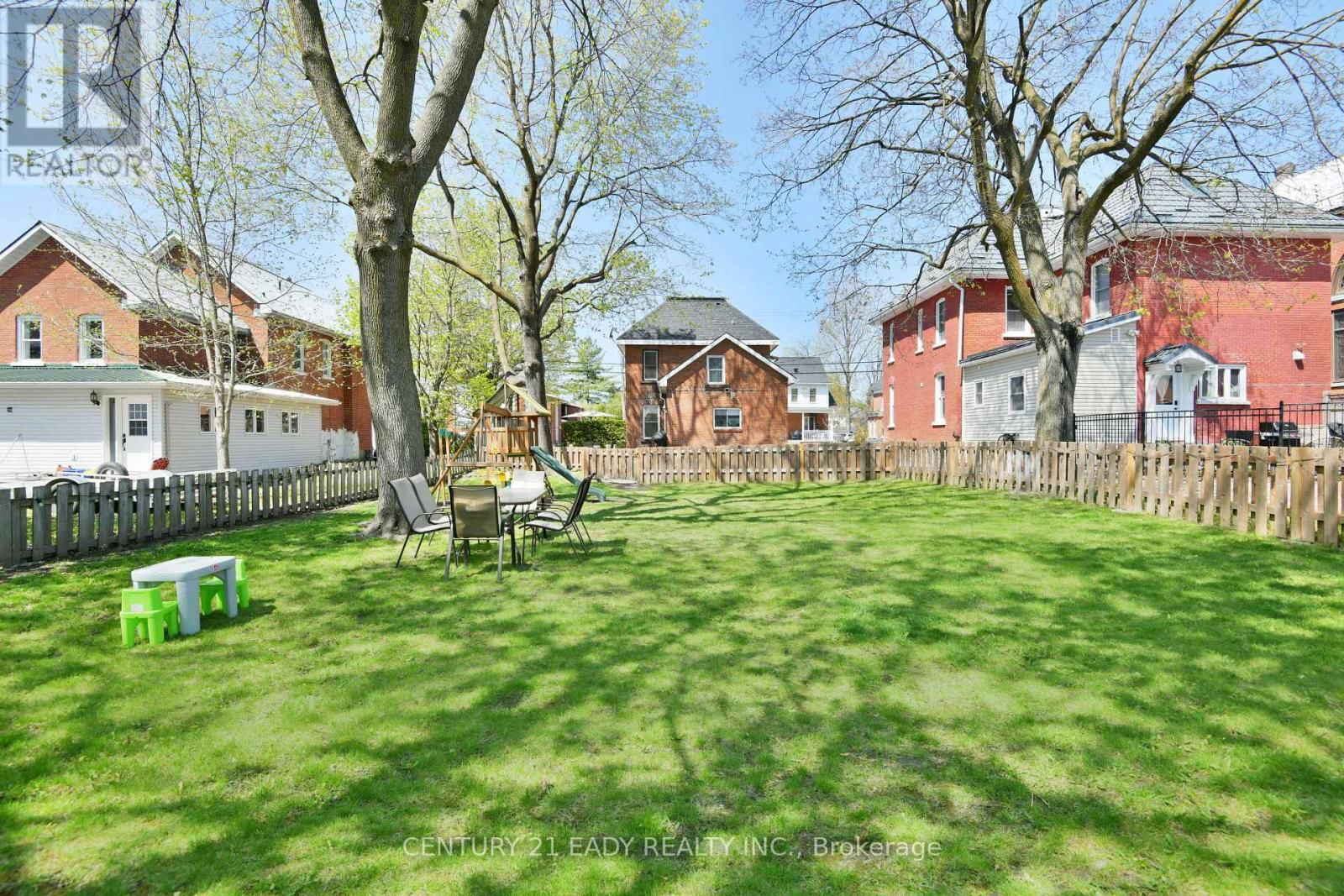 251 JOHN STREET NORTH Image 35