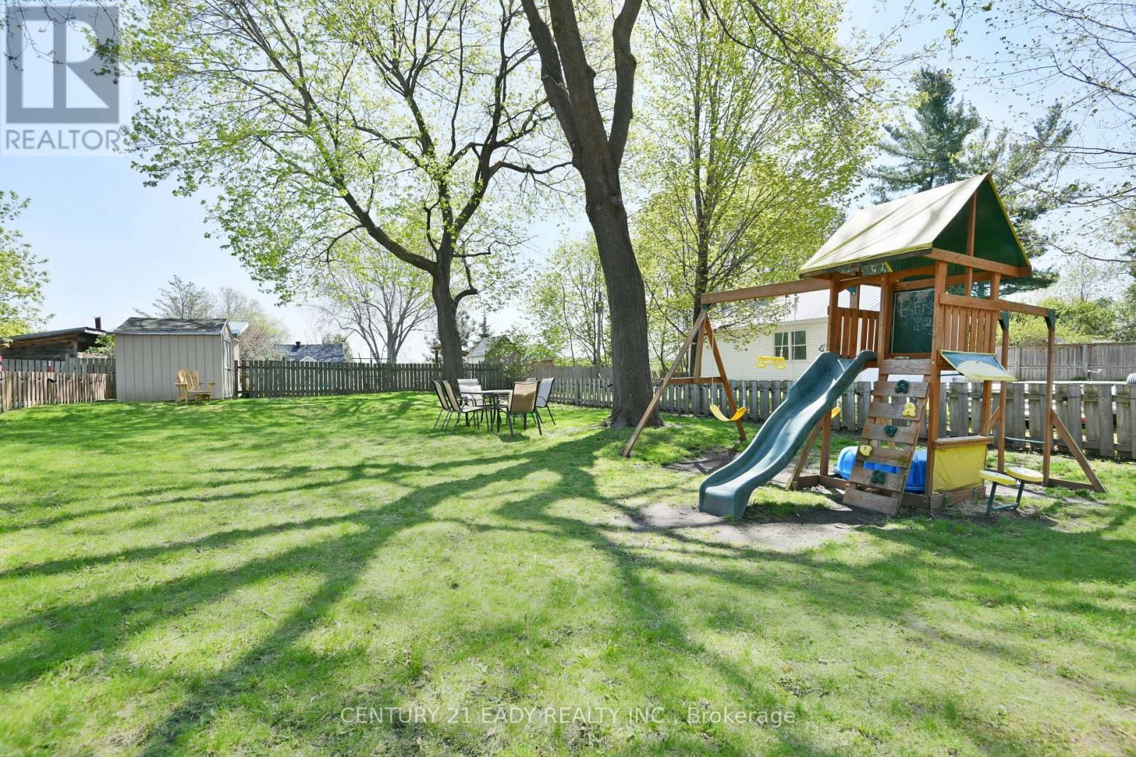 251 JOHN STREET NORTH Image 38
