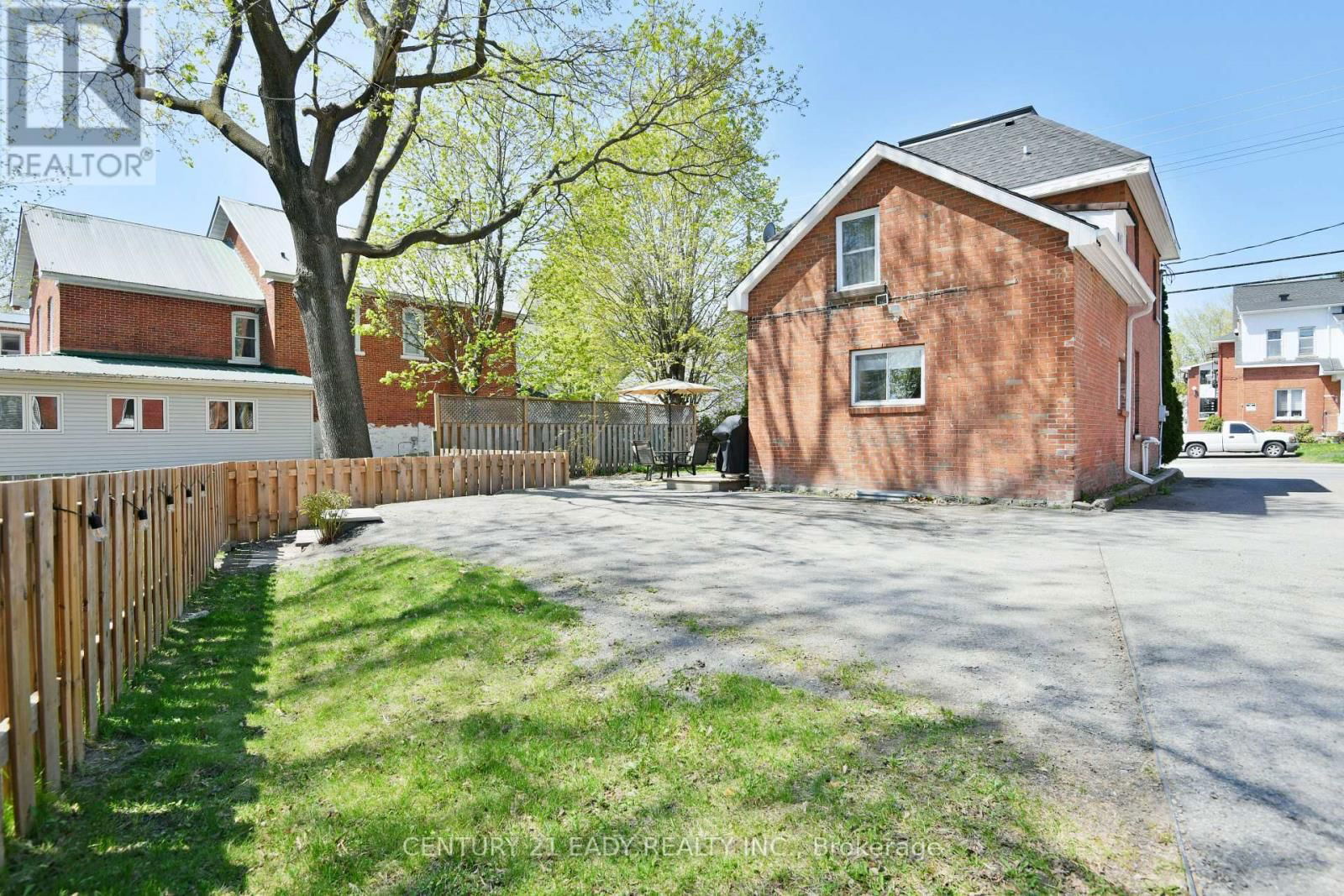 251 JOHN STREET NORTH Image 39