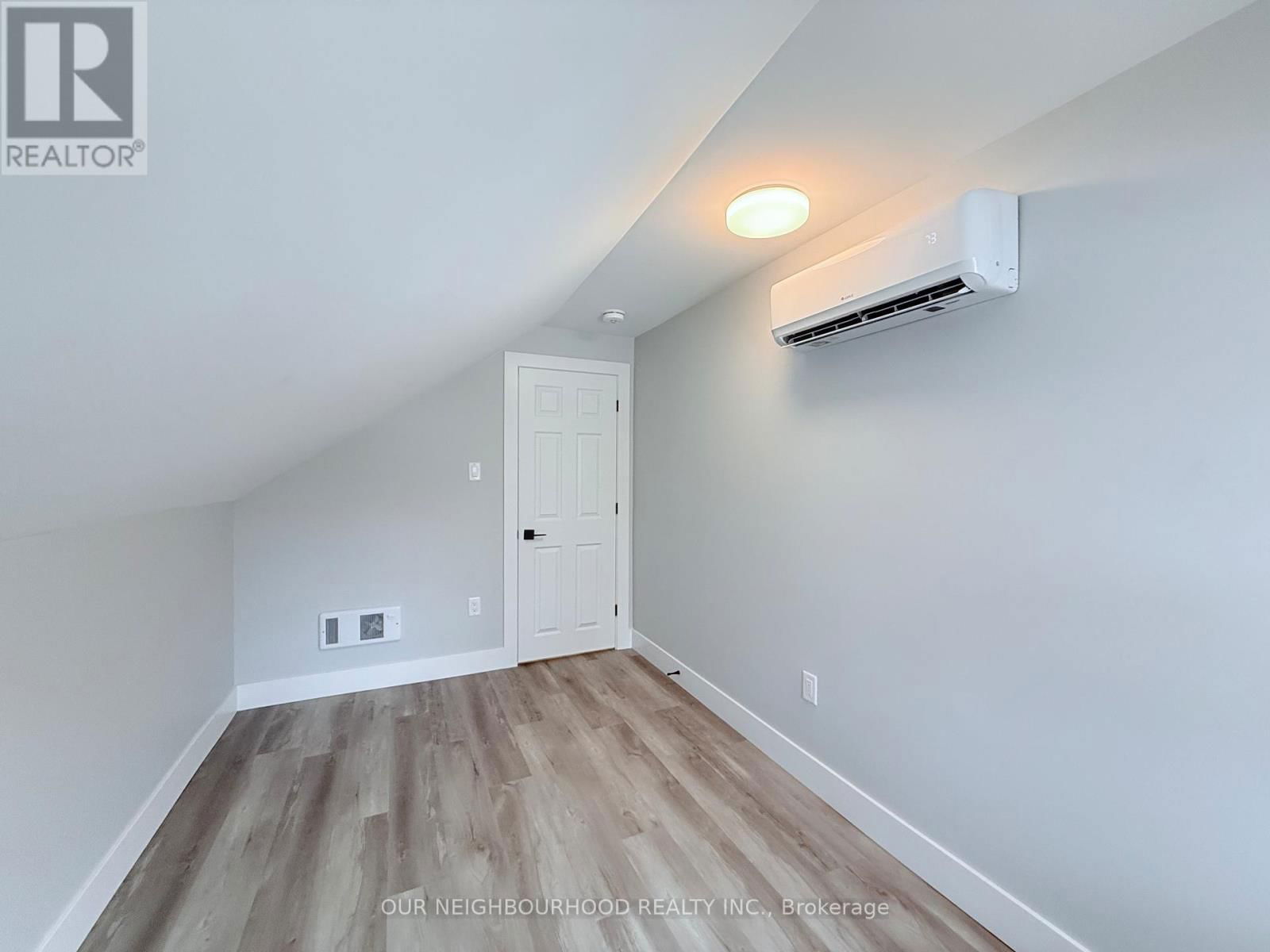 Upper/1 - 648 BETHUNE STREET Image 23
