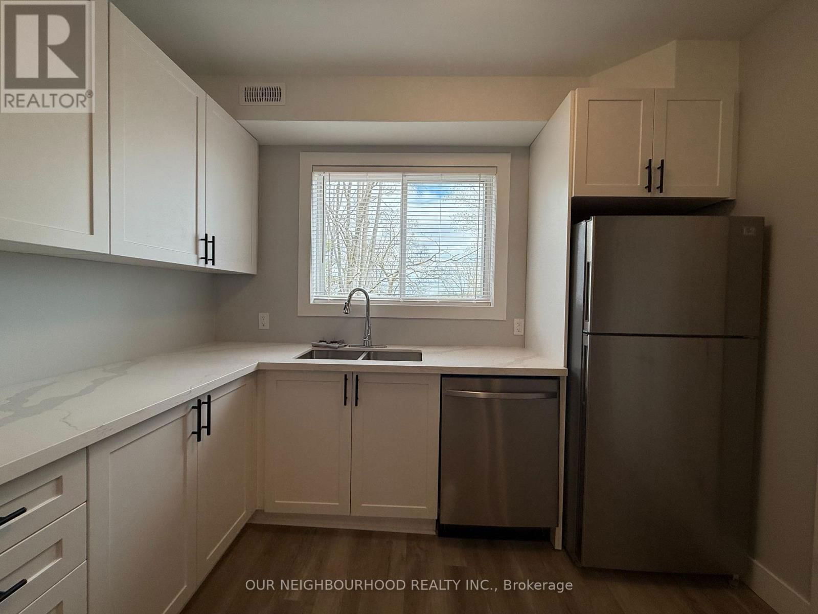 Upper/1 - 648 BETHUNE STREET Image 6