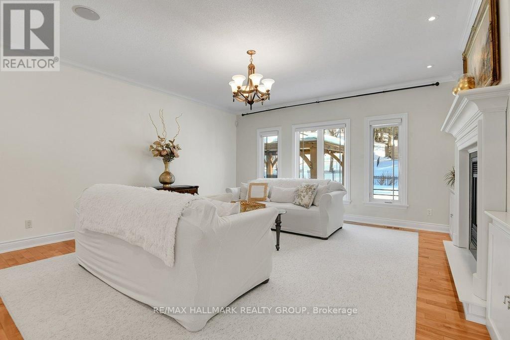 2680 PIERRETTE DRIVE Image 16