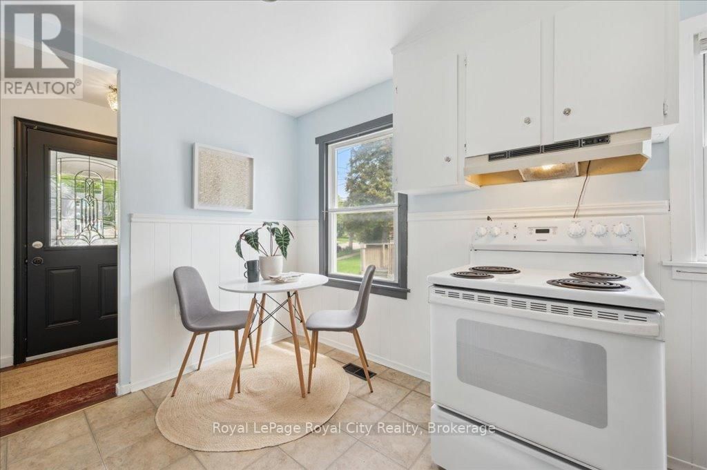 127 MEMORIAL CRESCENT Image 12