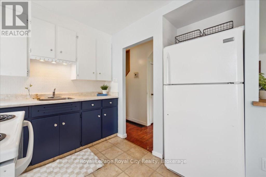 127 MEMORIAL CRESCENT Image 14