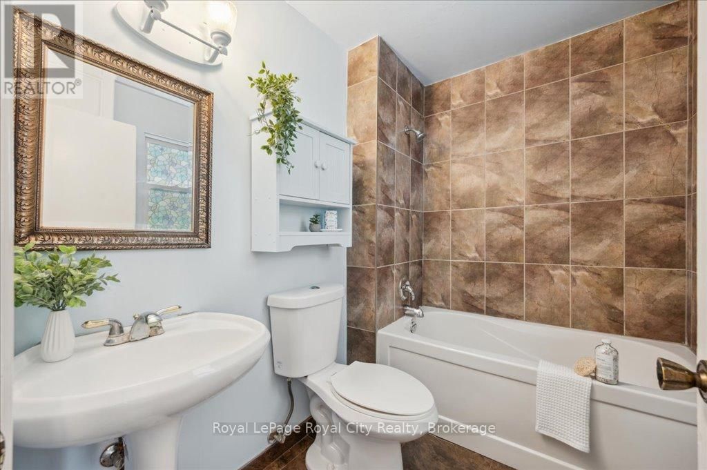 127 MEMORIAL CRESCENT Image 21