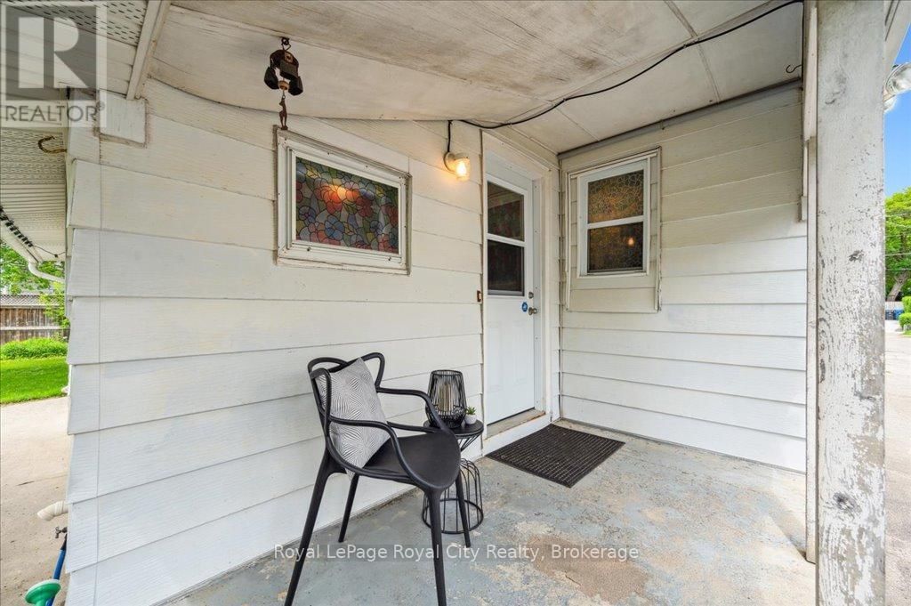127 MEMORIAL CRESCENT Image 30