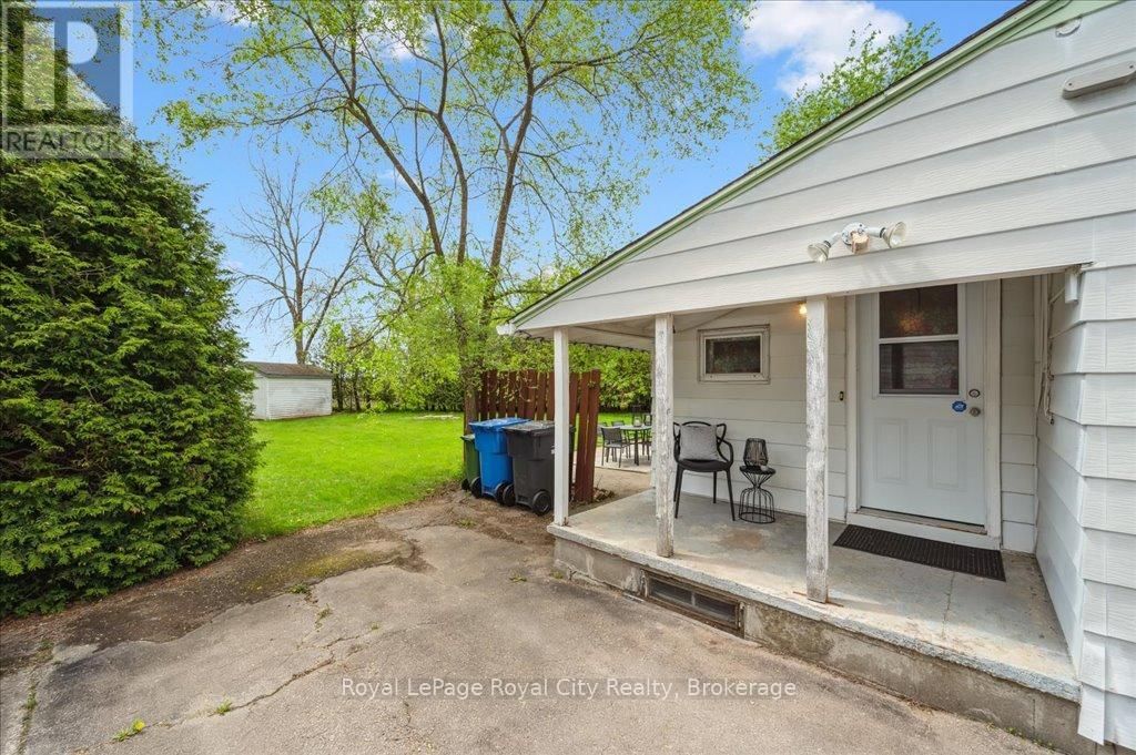 127 MEMORIAL CRESCENT Image 31