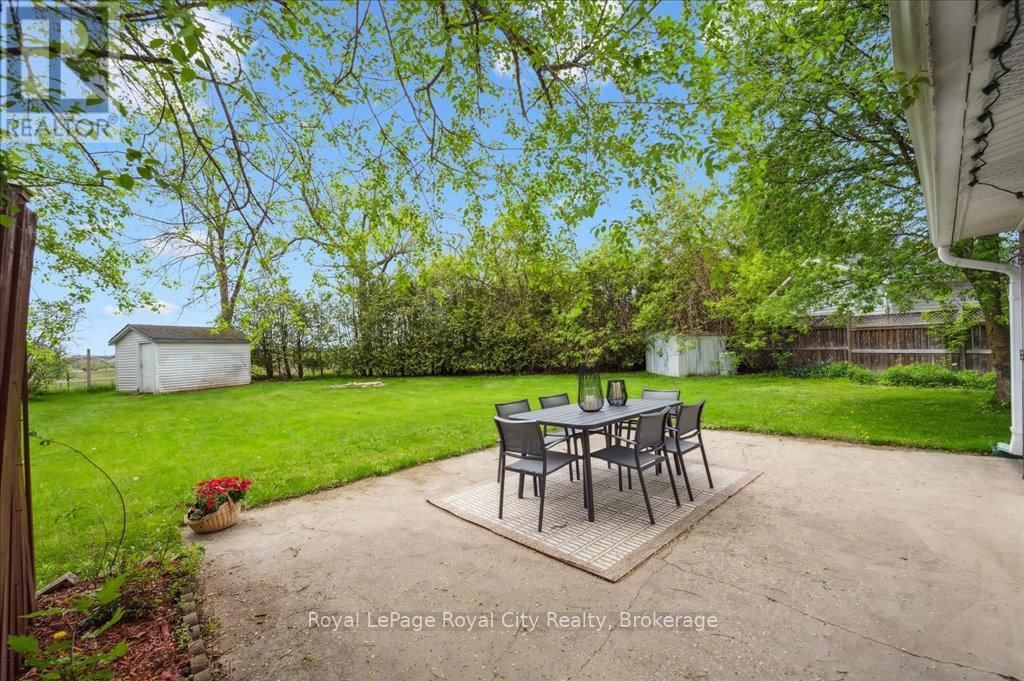 127 MEMORIAL CRESCENT Image 32