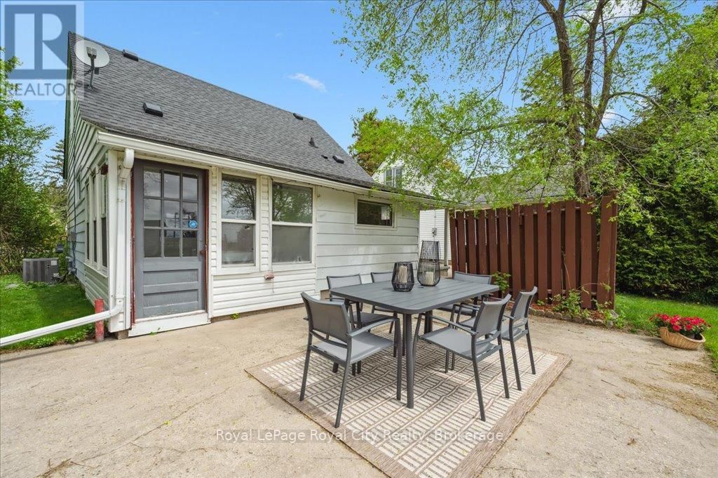 127 MEMORIAL CRESCENT Image 33