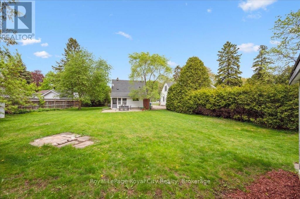 127 MEMORIAL CRESCENT Image 36