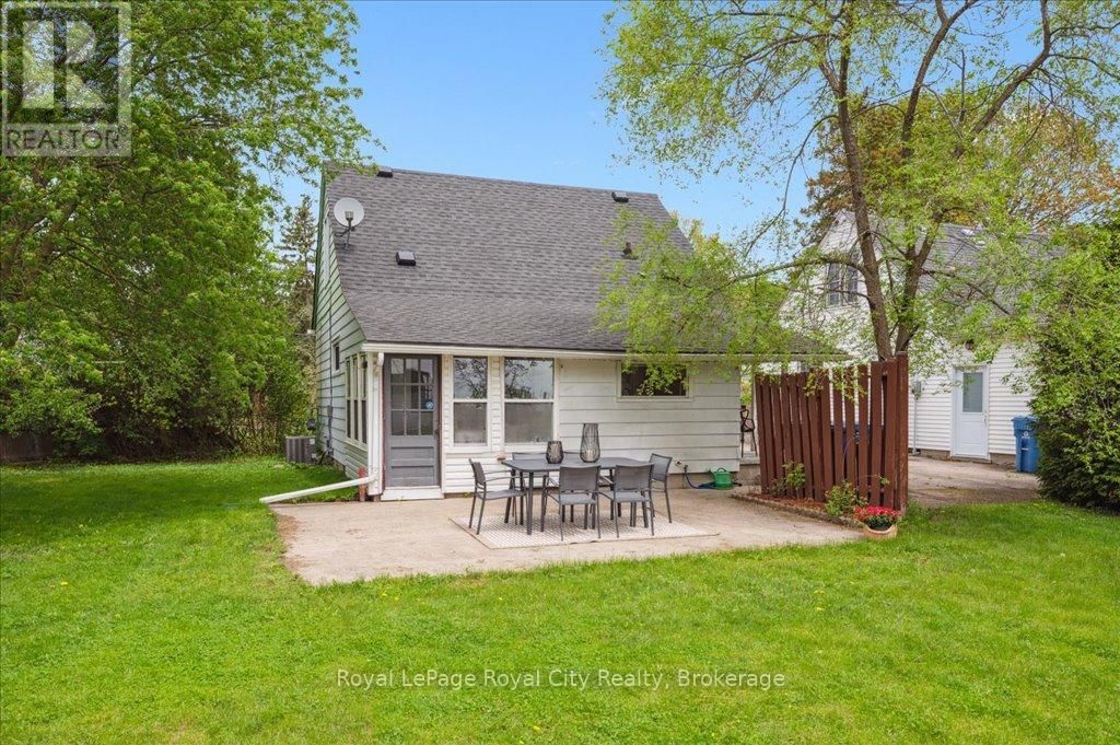 127 MEMORIAL CRESCENT Image 37