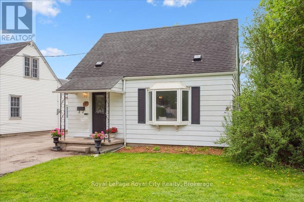 127 MEMORIAL CRESCENT Image 4