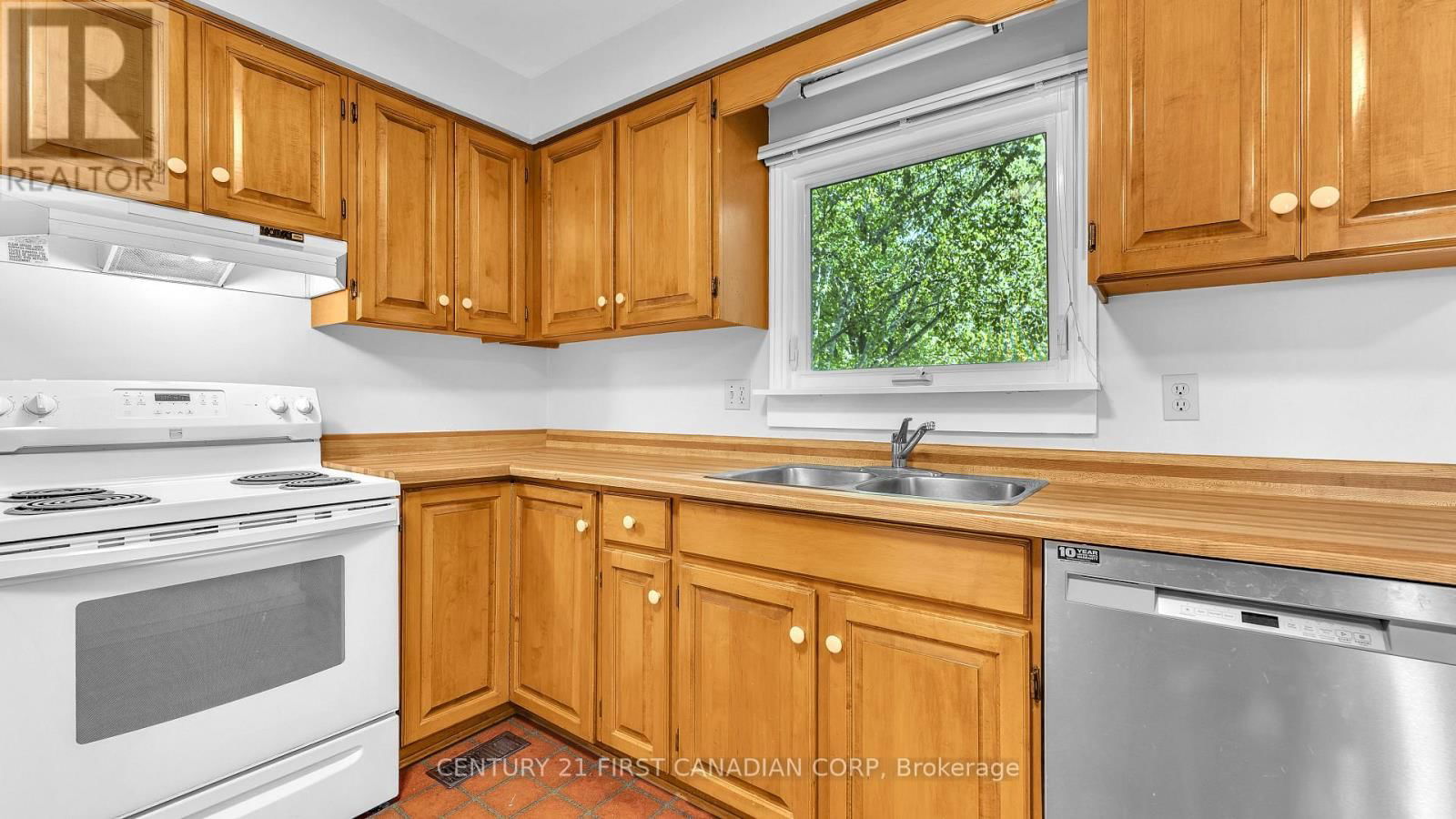 325 HELEN DRIVE Image 8