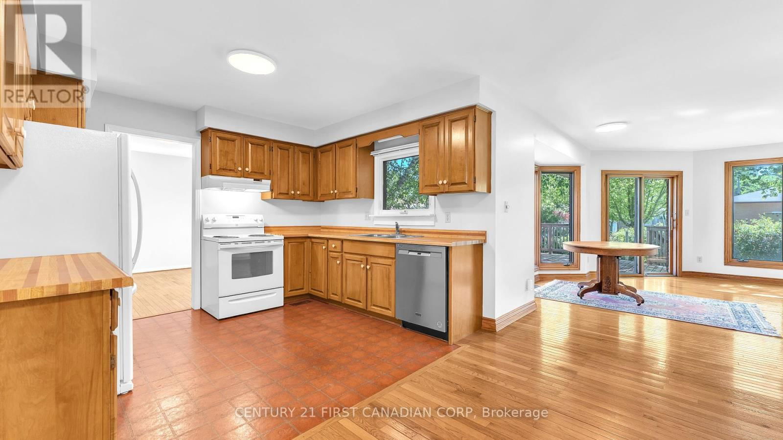 325 HELEN DRIVE Image 9