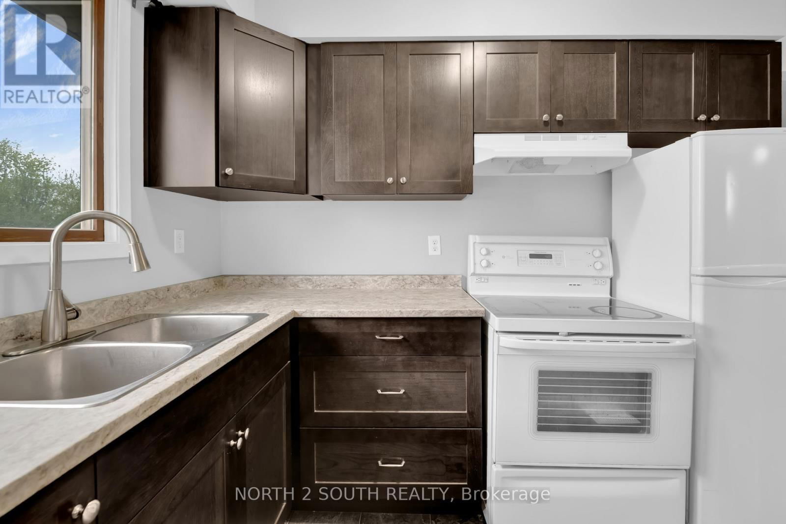 1362 GOYEAU STREET Image 9