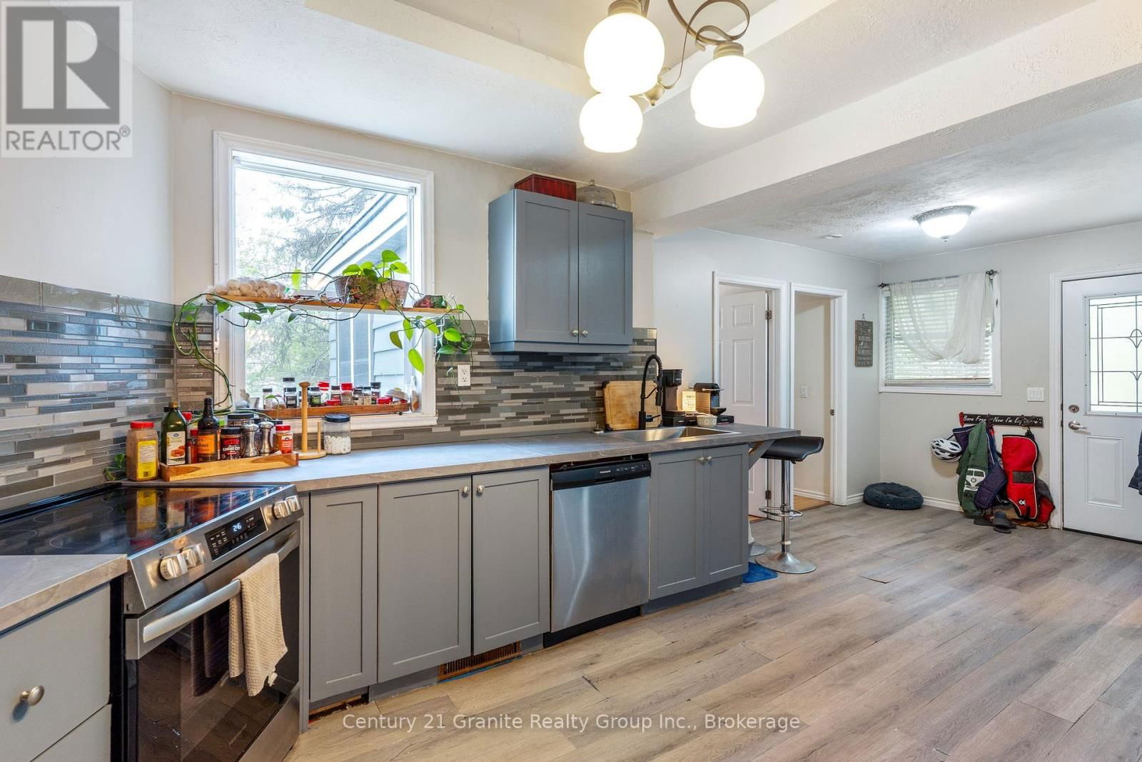 690 MOUNTAIN STREET Image 12