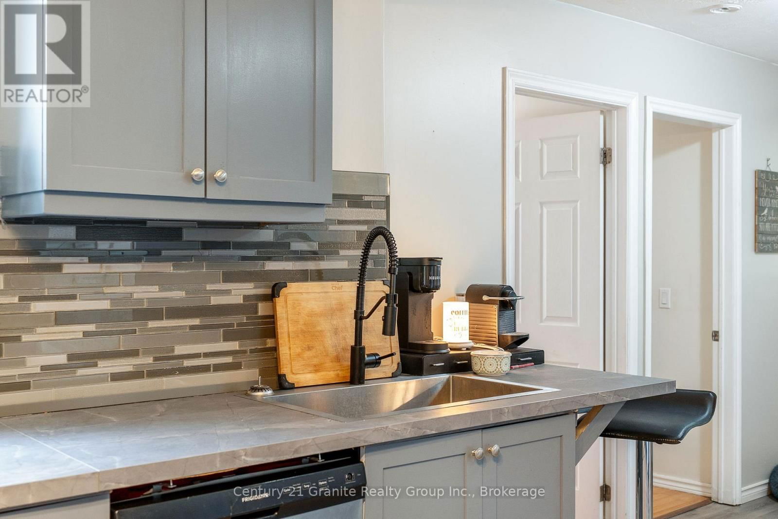 690 MOUNTAIN STREET Image 13