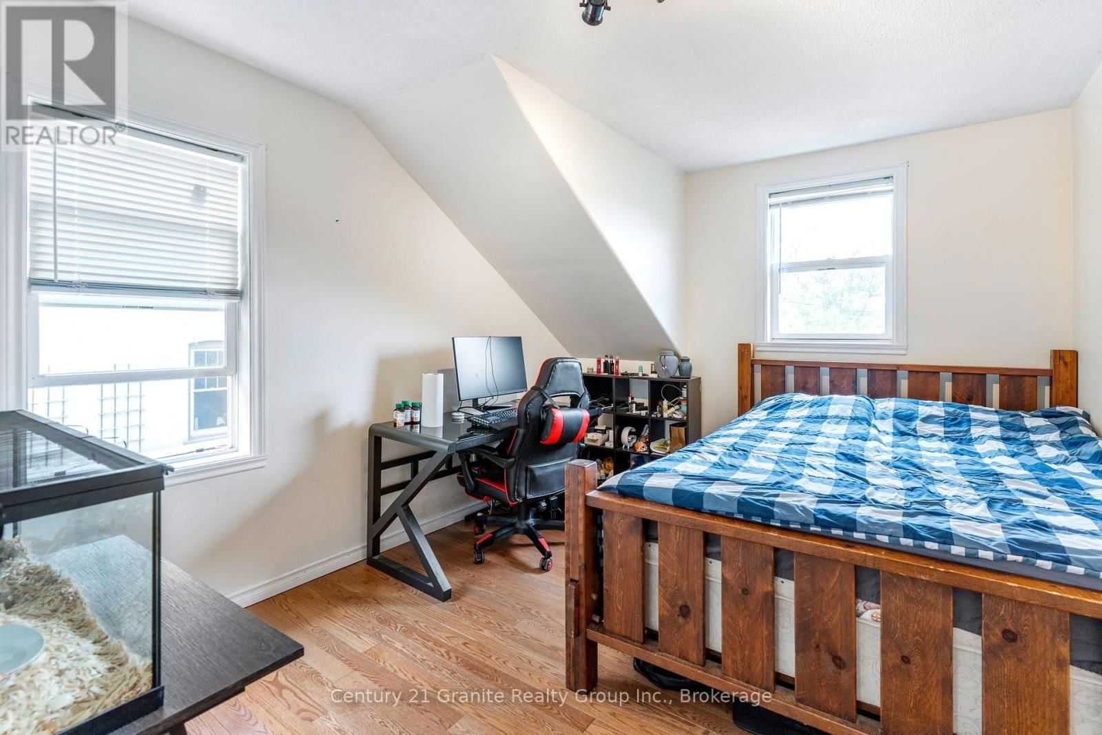 690 MOUNTAIN STREET Image 25
