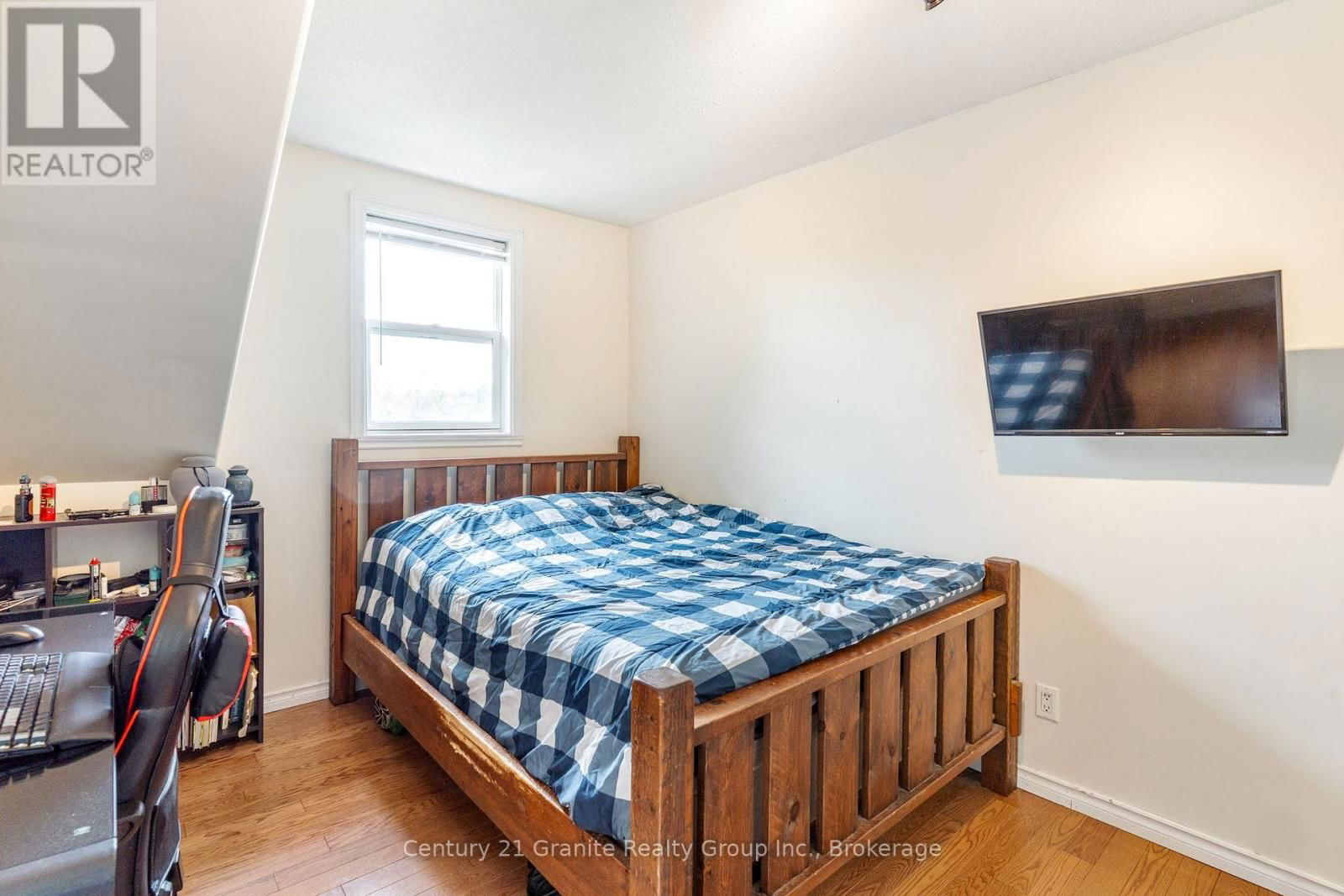 690 MOUNTAIN STREET Image 26