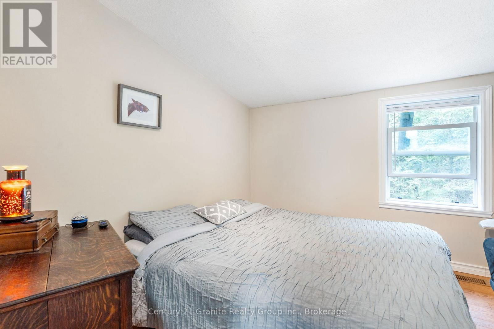 690 MOUNTAIN STREET Image 27