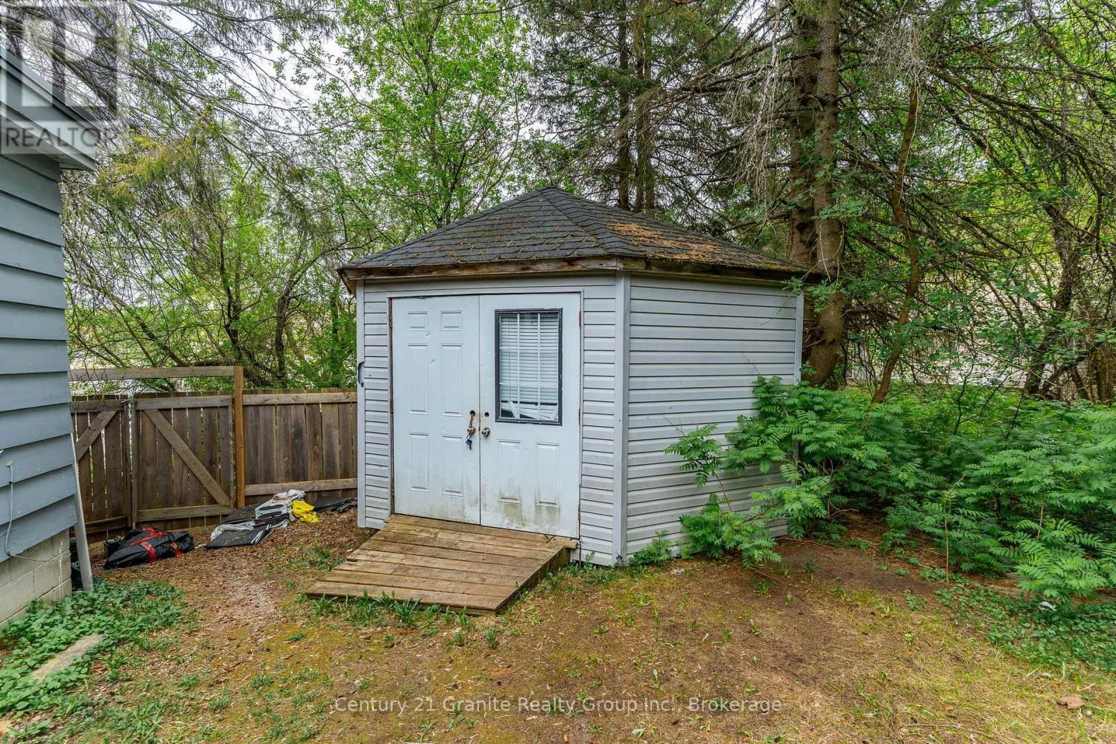 690 MOUNTAIN STREET Image 29
