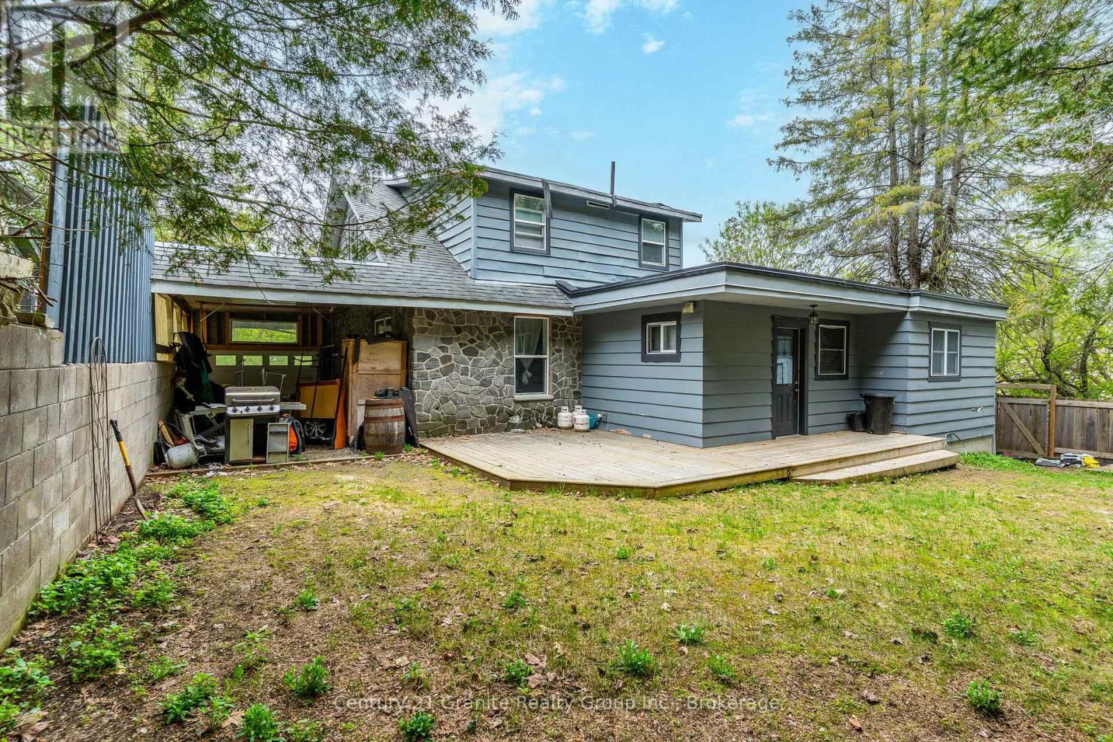 690 MOUNTAIN STREET Image 32