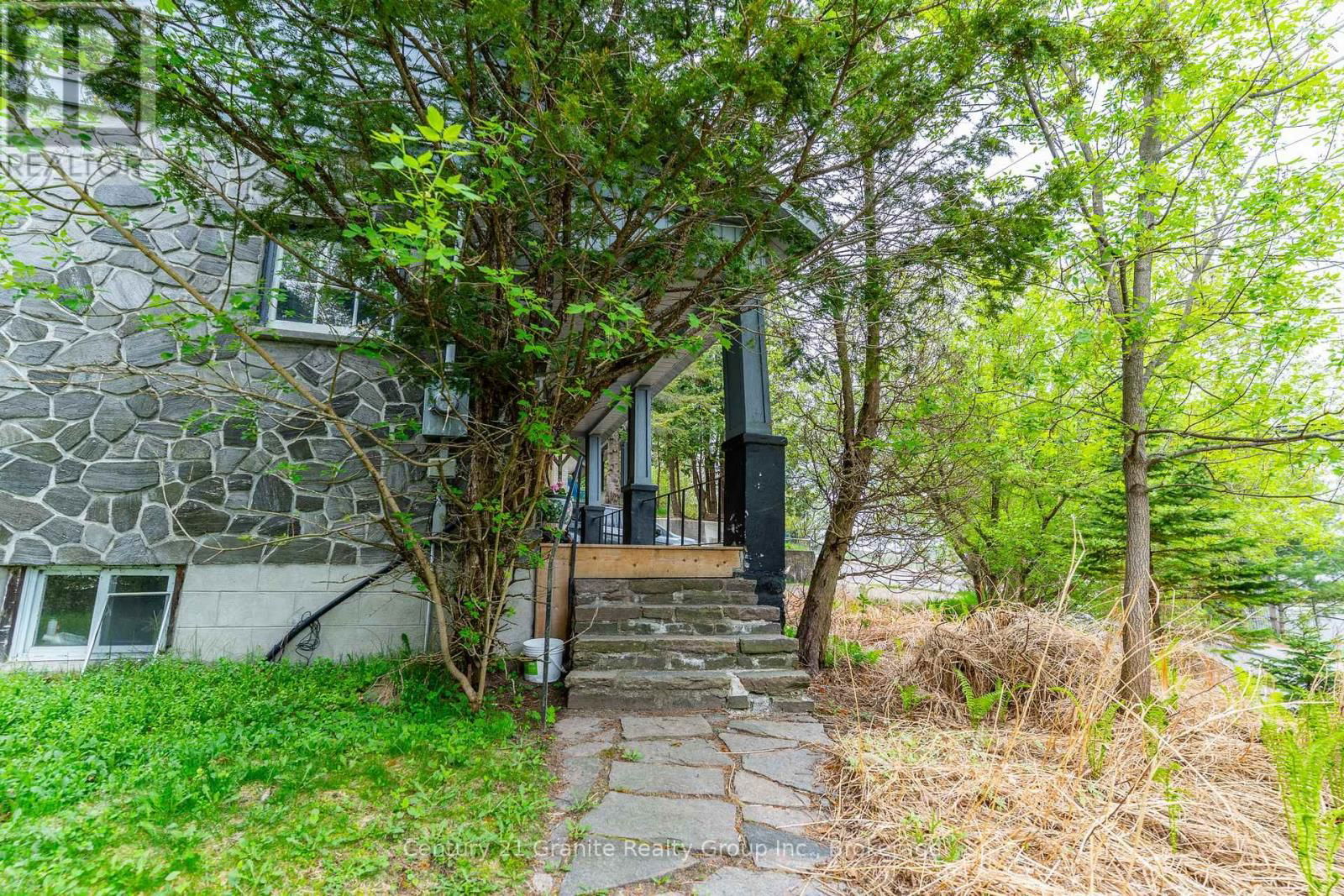 690 MOUNTAIN STREET Image 33