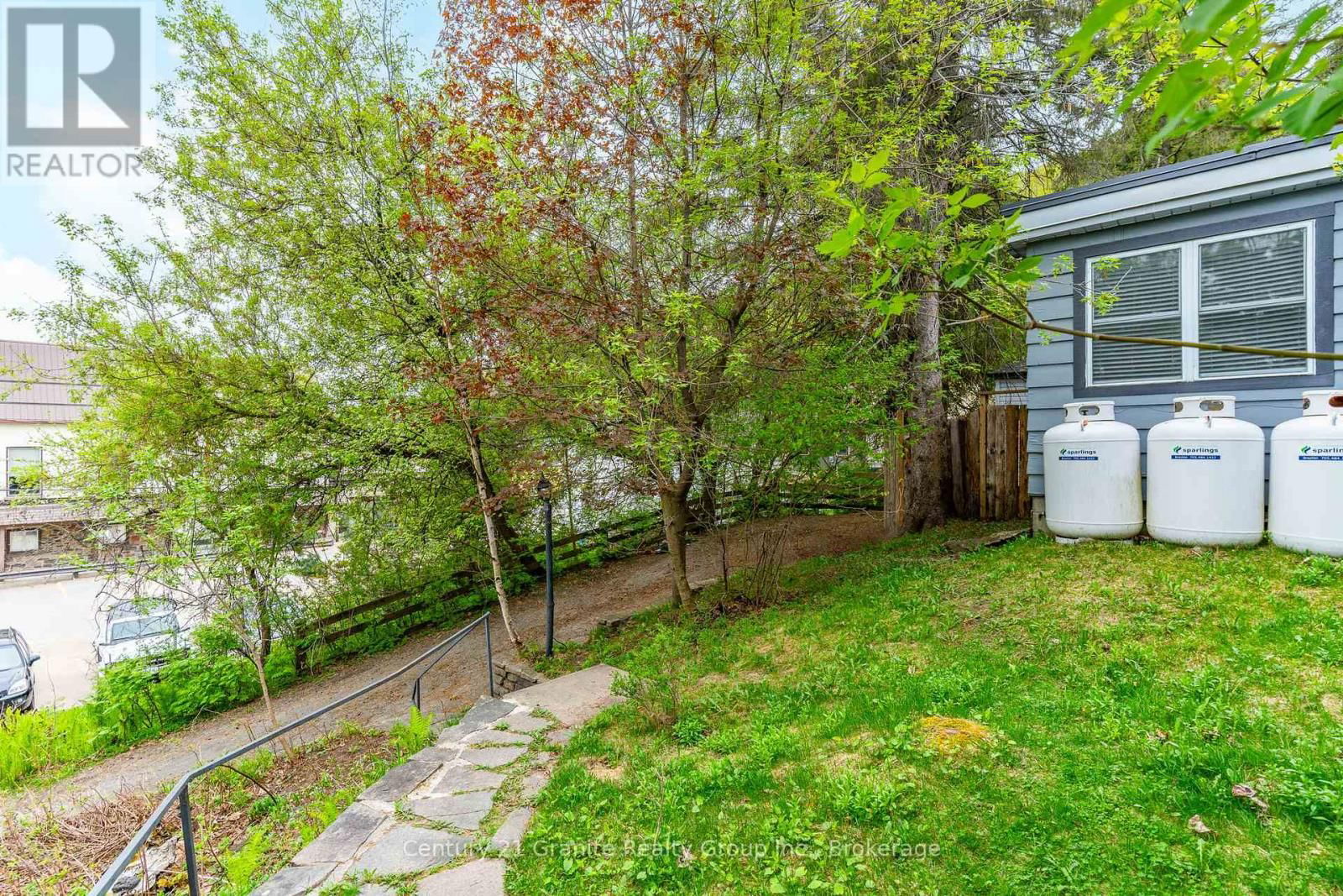 690 MOUNTAIN STREET Image 34