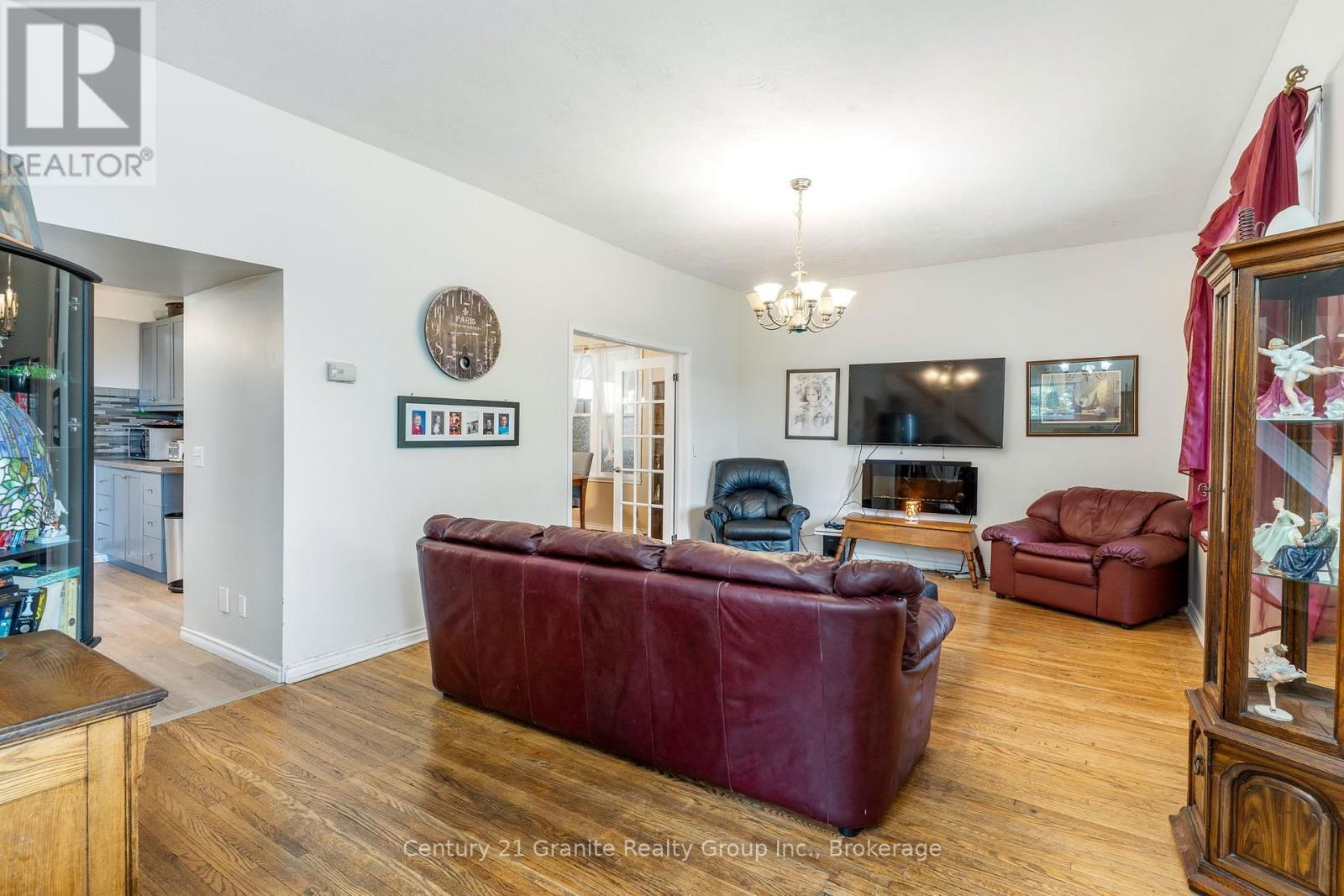 690 MOUNTAIN STREET Image 6
