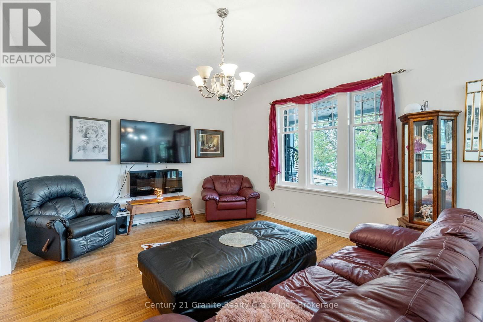 690 MOUNTAIN STREET Image 8