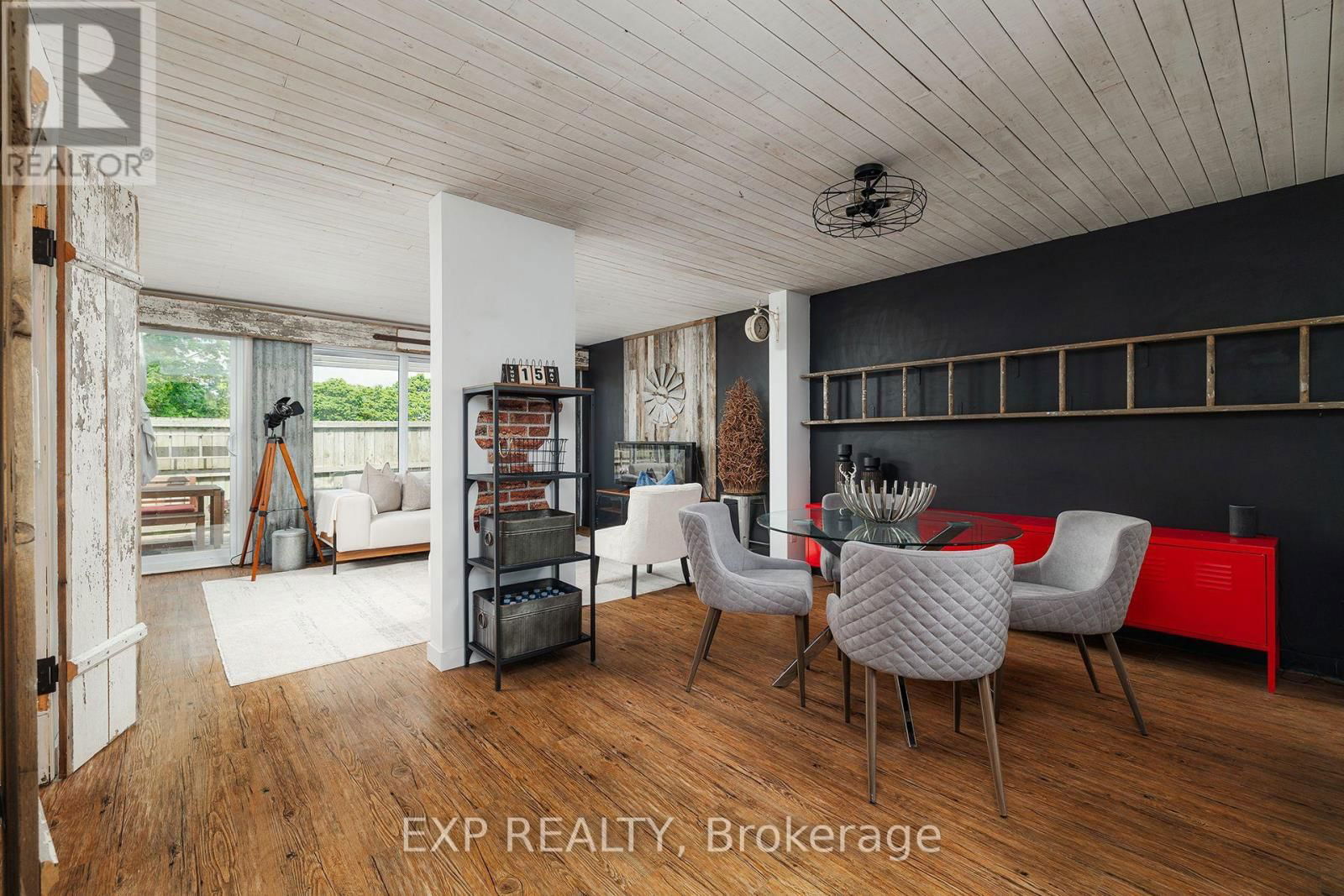 689 HILLVIEW ROAD Image 3