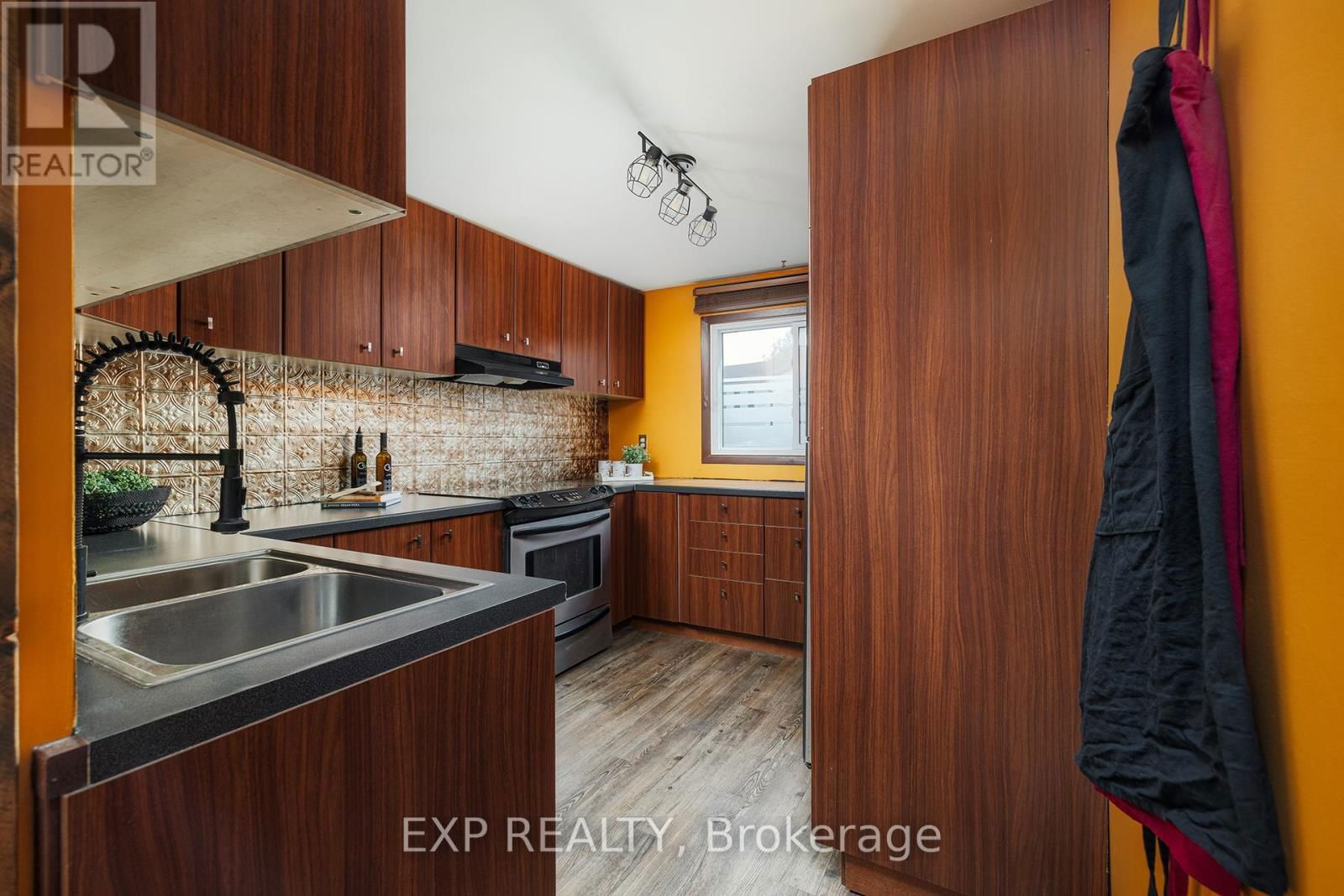 689 HILLVIEW ROAD Image 6