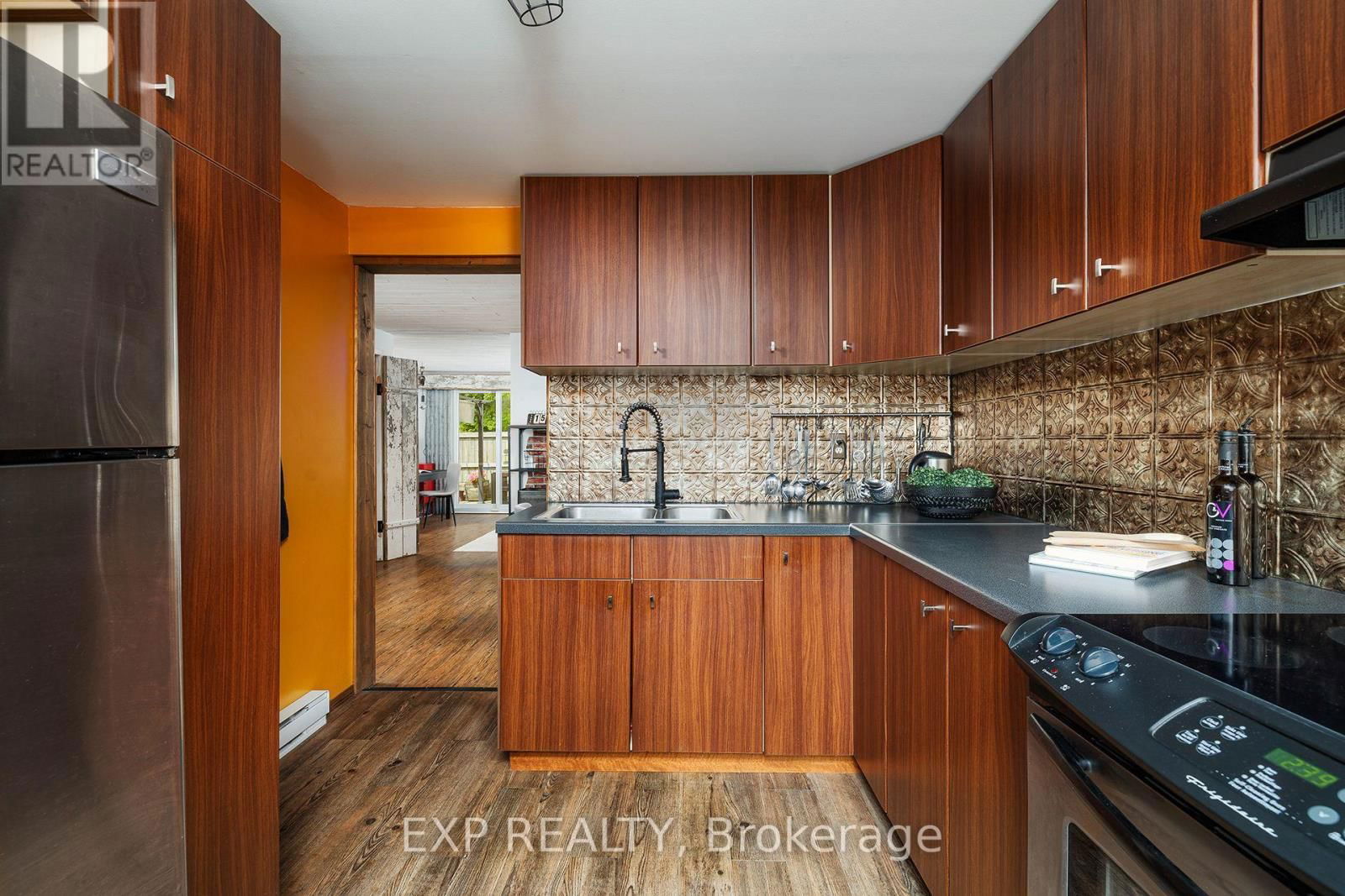 689 HILLVIEW ROAD Image 7