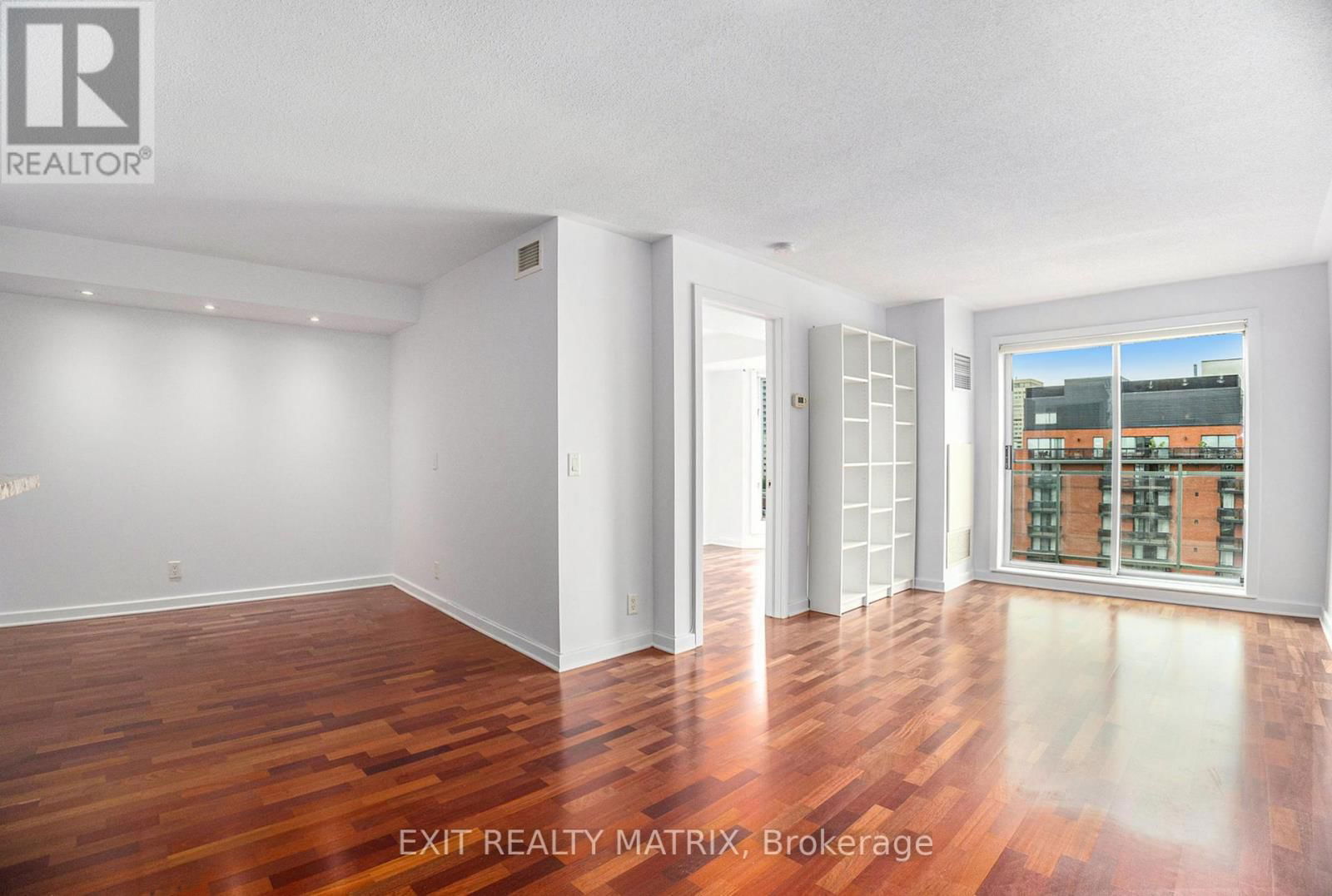 1008 - 138 SOMERSET STREET WEST Image 3