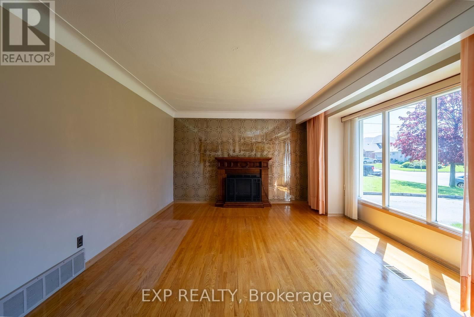 402 KERMAN AVENUE Image 12