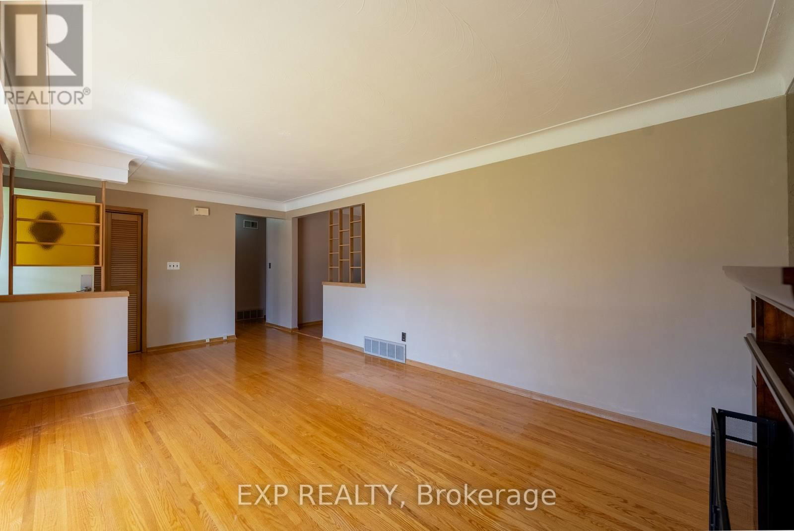 402 KERMAN AVENUE Image 13