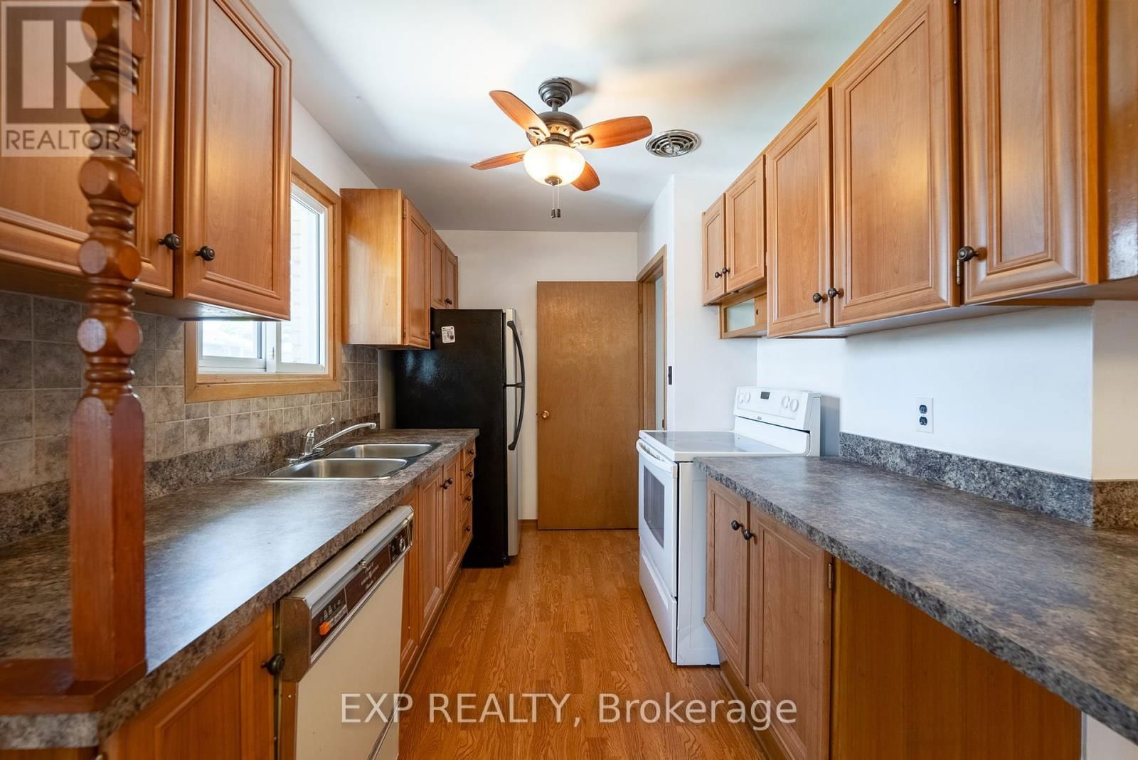 402 KERMAN AVENUE Image 16
