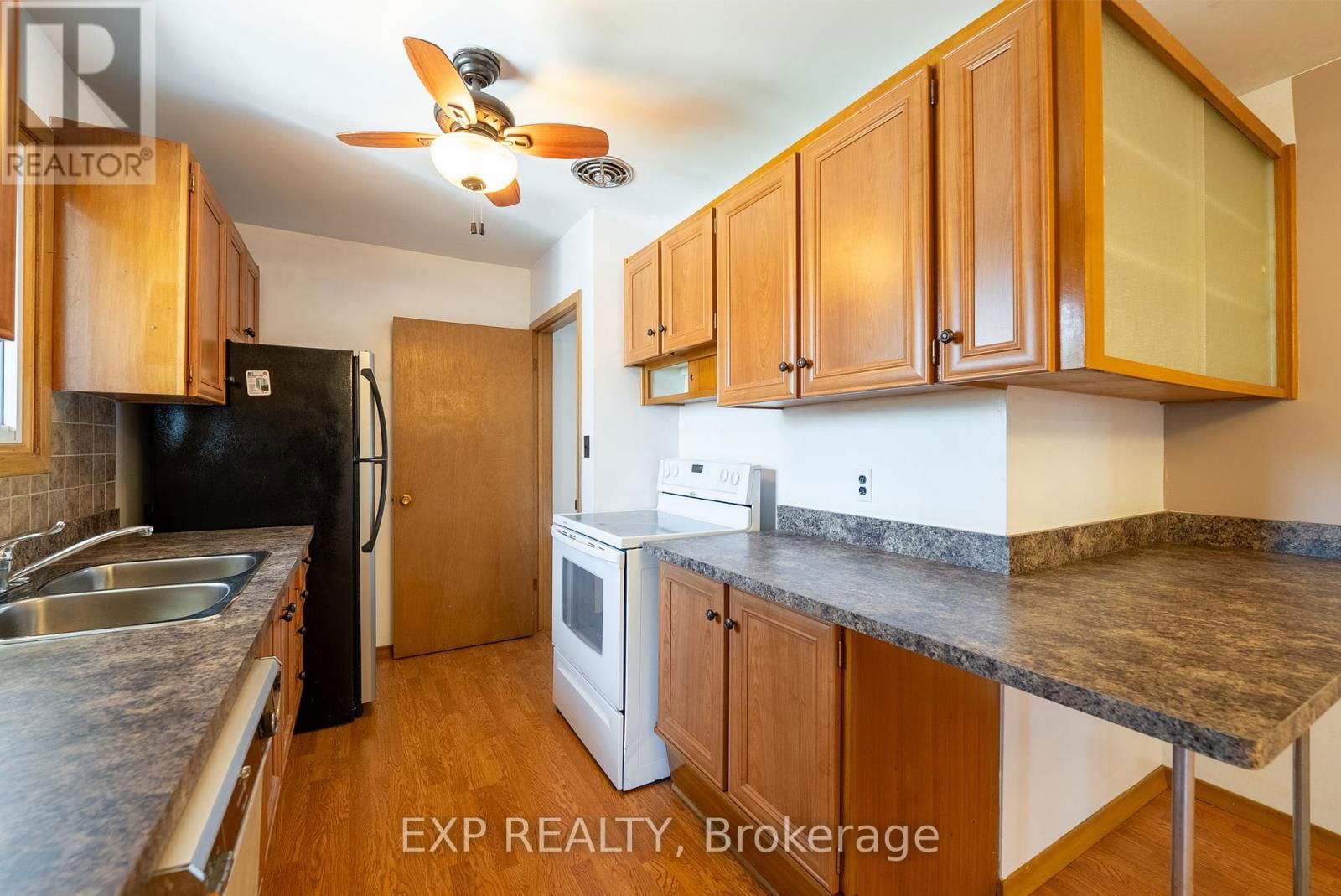 402 KERMAN AVENUE Image 17