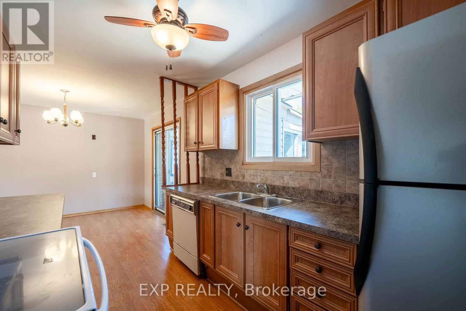 402 KERMAN AVENUE Image 19