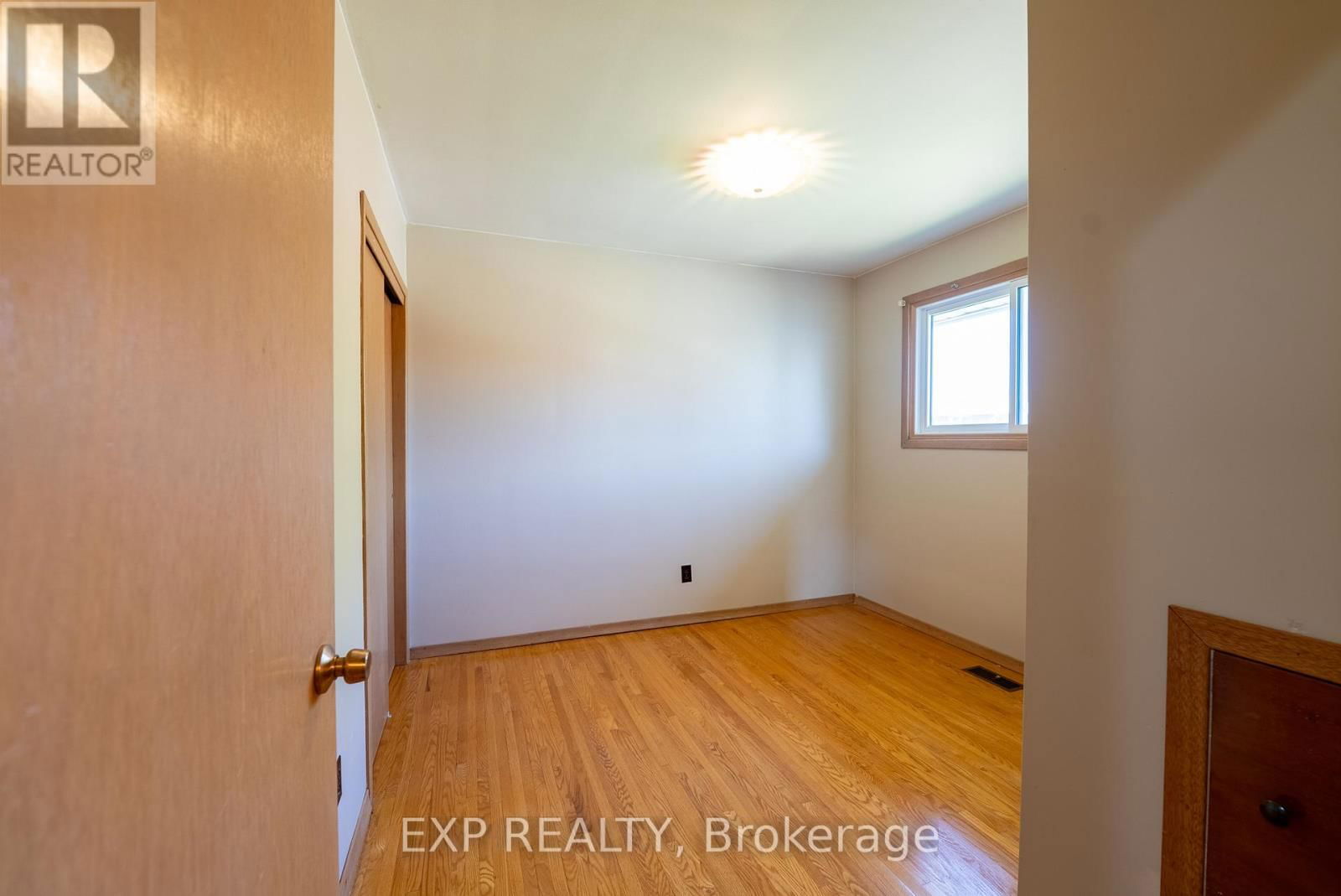 402 KERMAN AVENUE Image 22