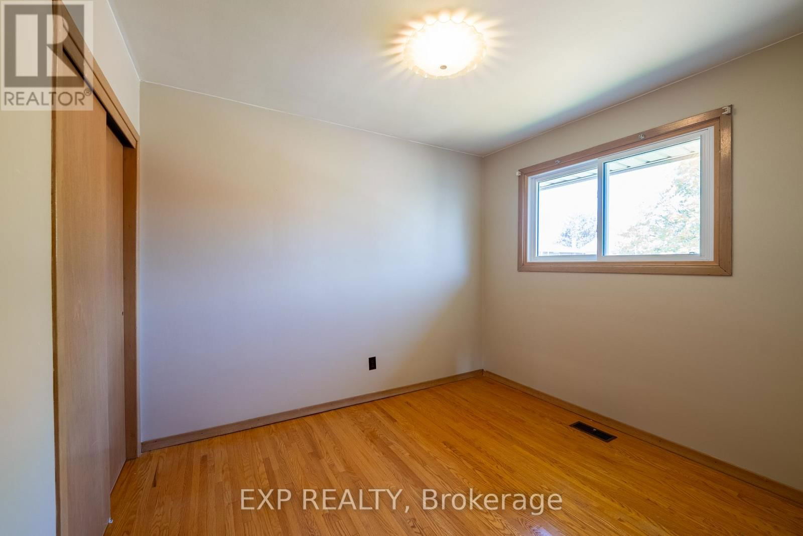 402 KERMAN AVENUE Image 23