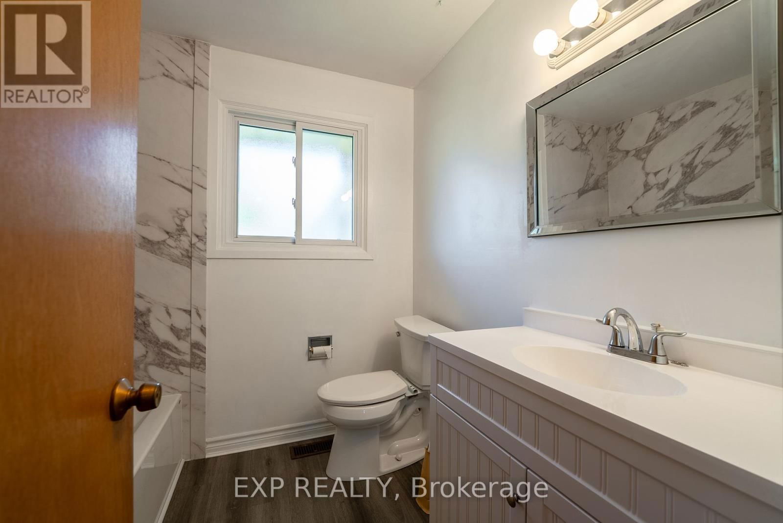 402 KERMAN AVENUE Image 31
