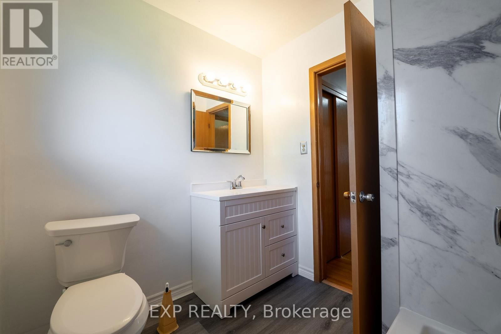 402 KERMAN AVENUE Image 32